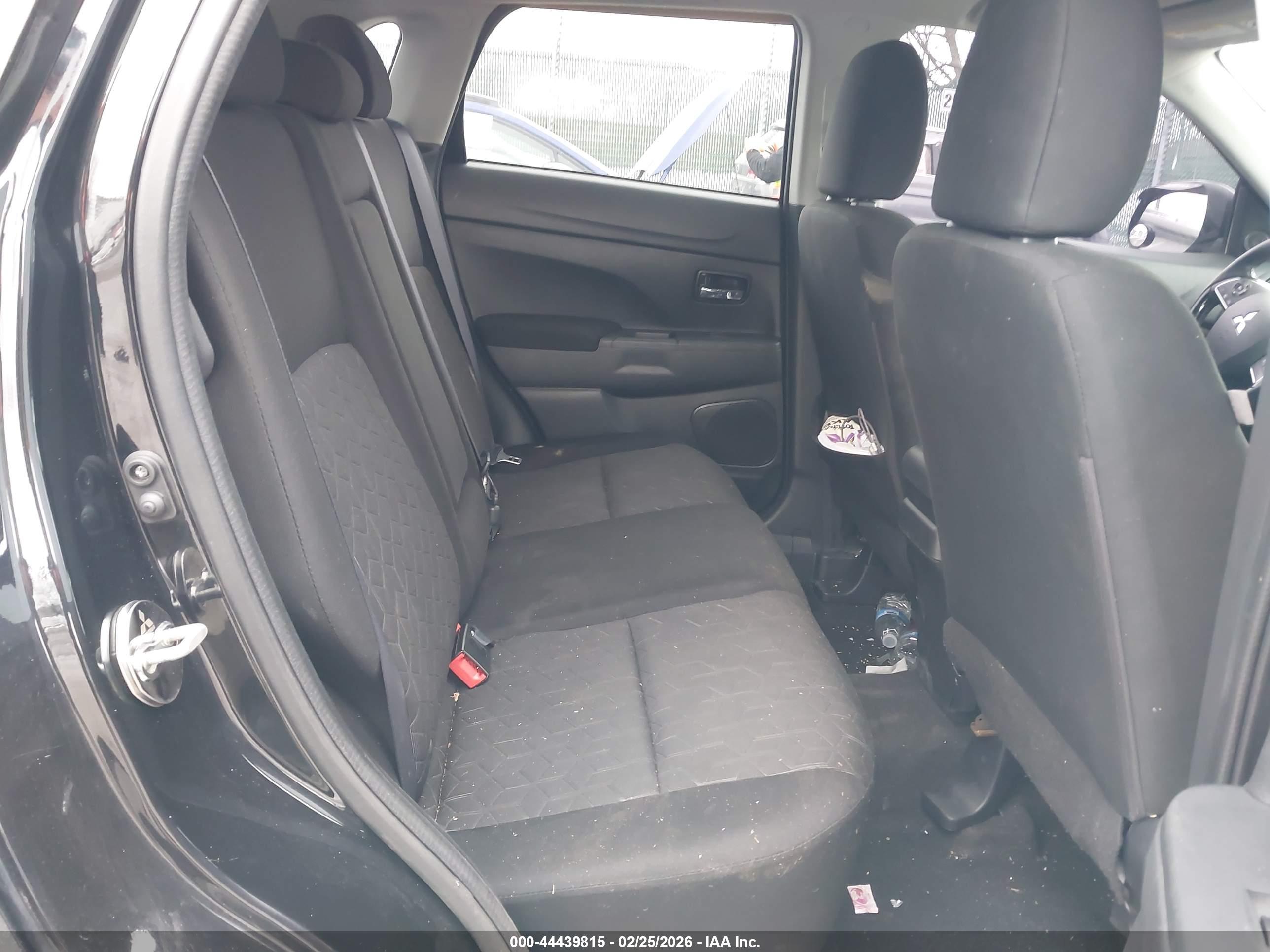 MITSUBISHI OUTLANDER image 8