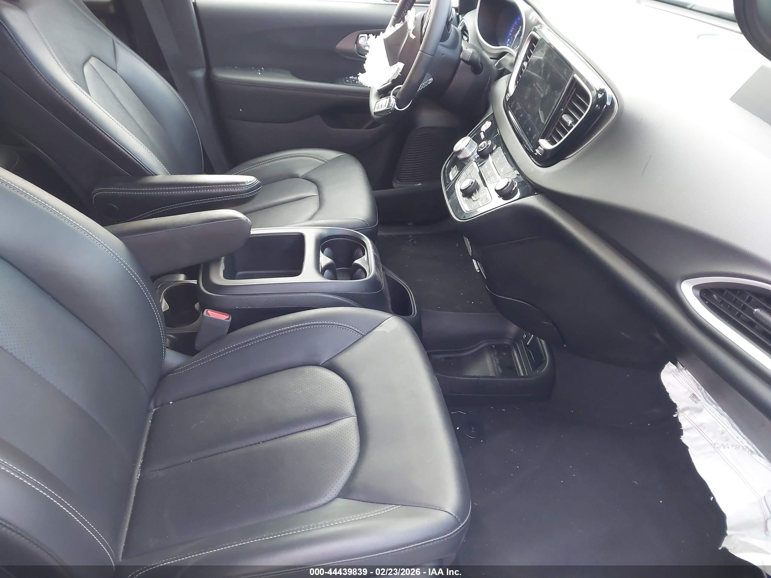 CHRYSLER PACIFICA image 5