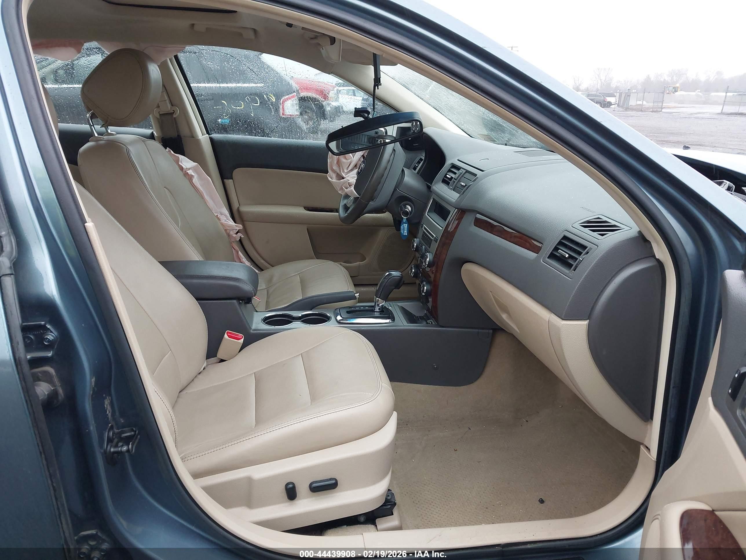 FORD FUSION image 5