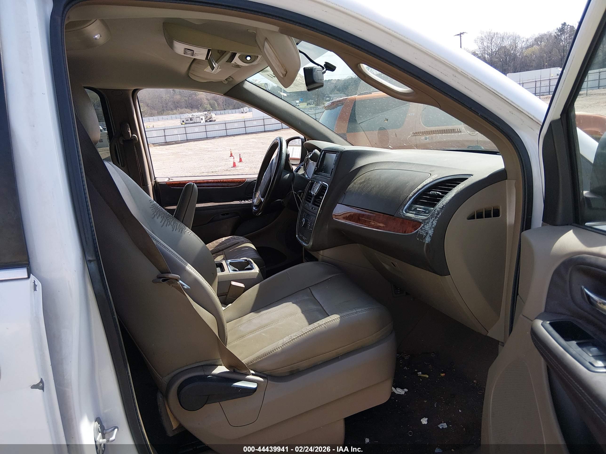 CHRYSLER TOWN image 5