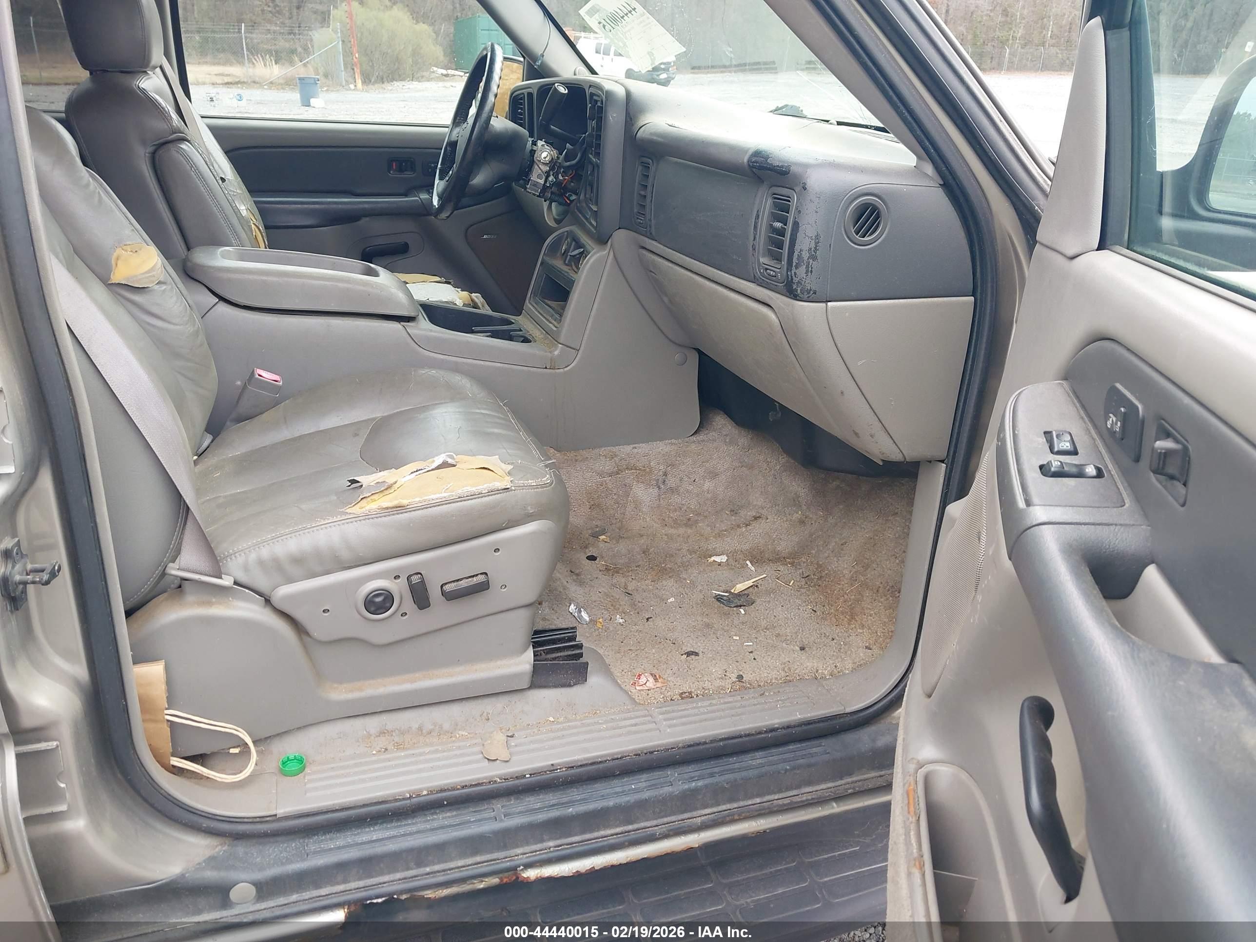 CHEVROLET SUBURBAN image 5
