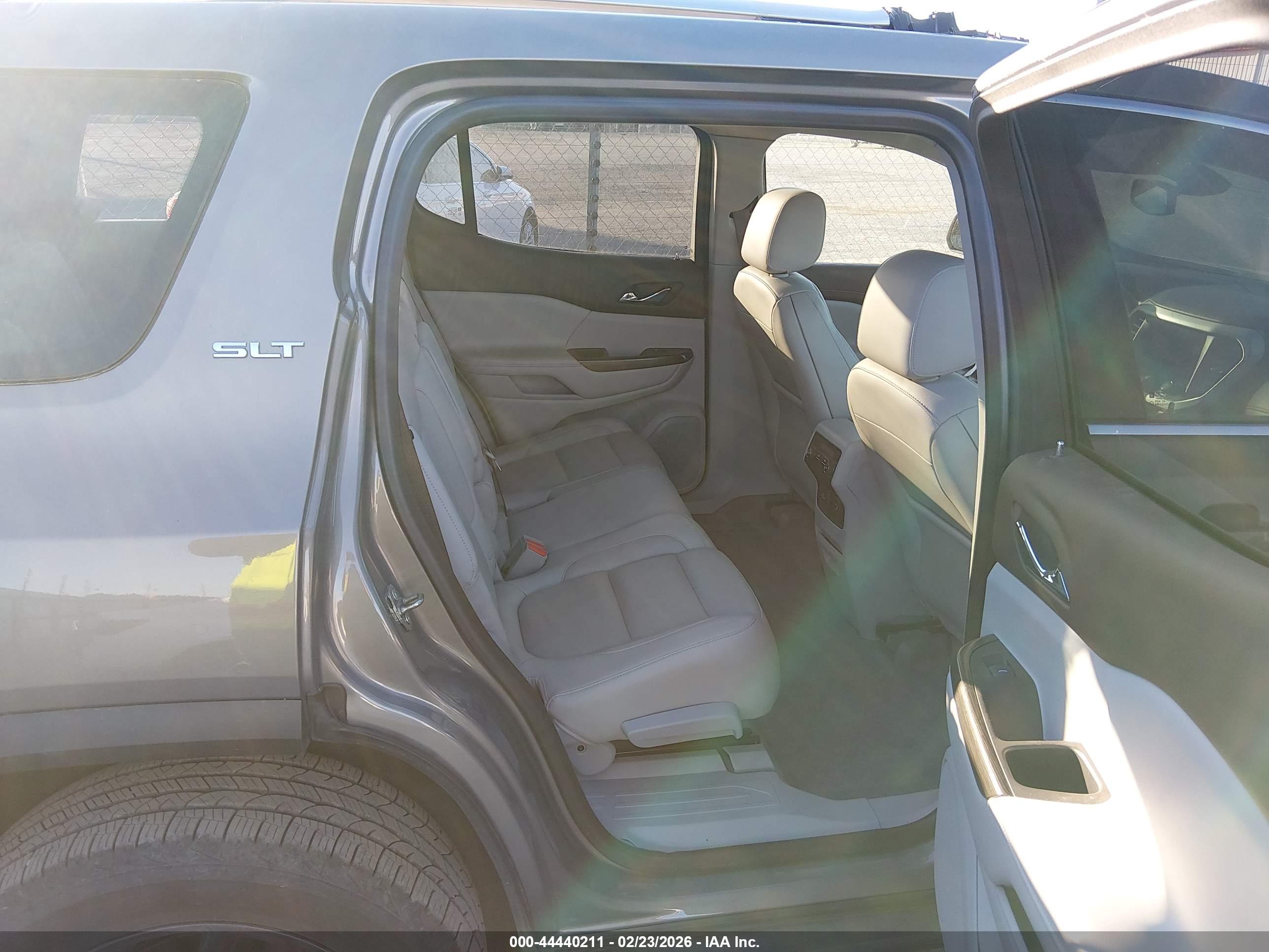 GMC ACADIA image 8