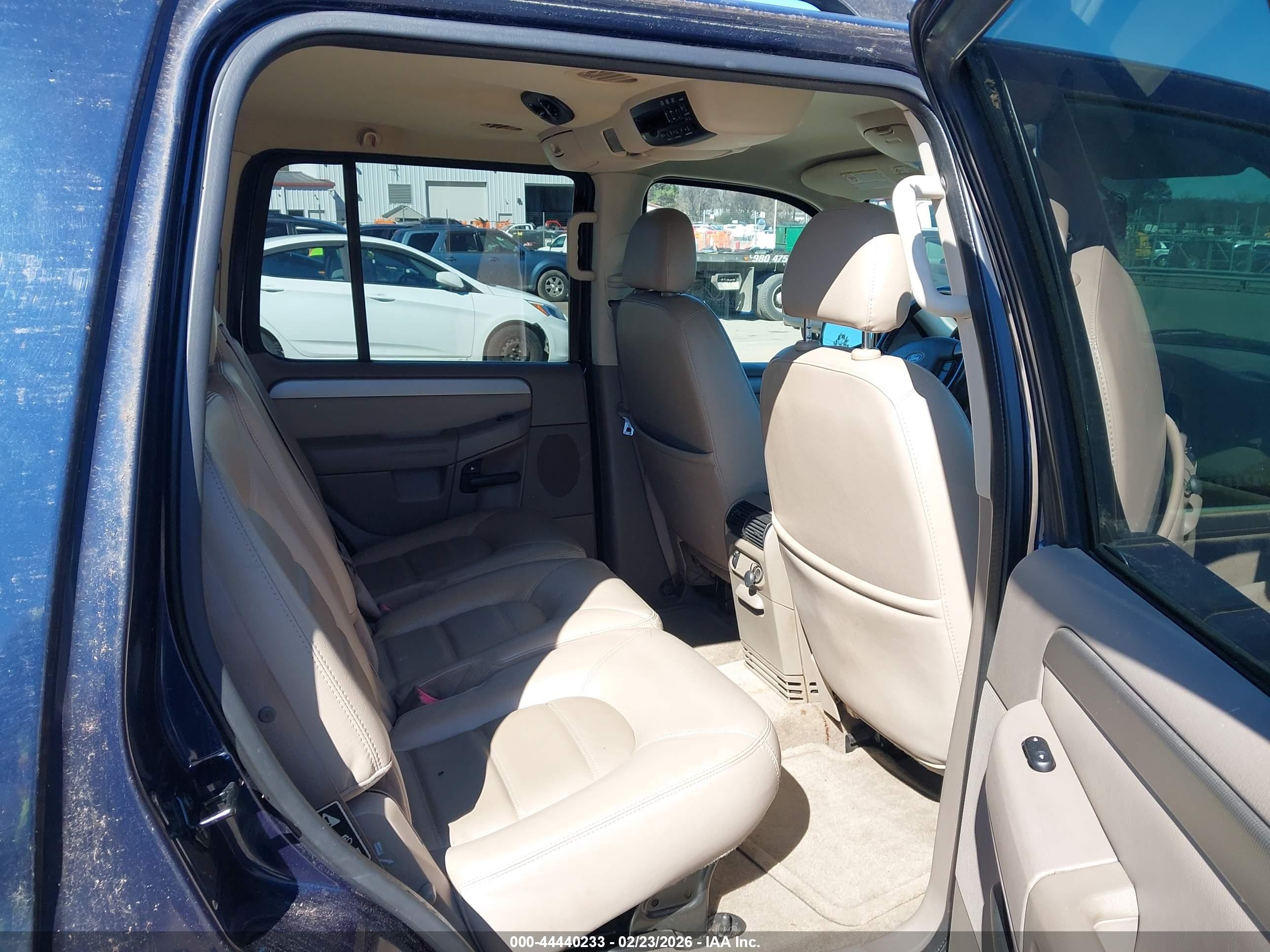 FORD EXPLORER image 8