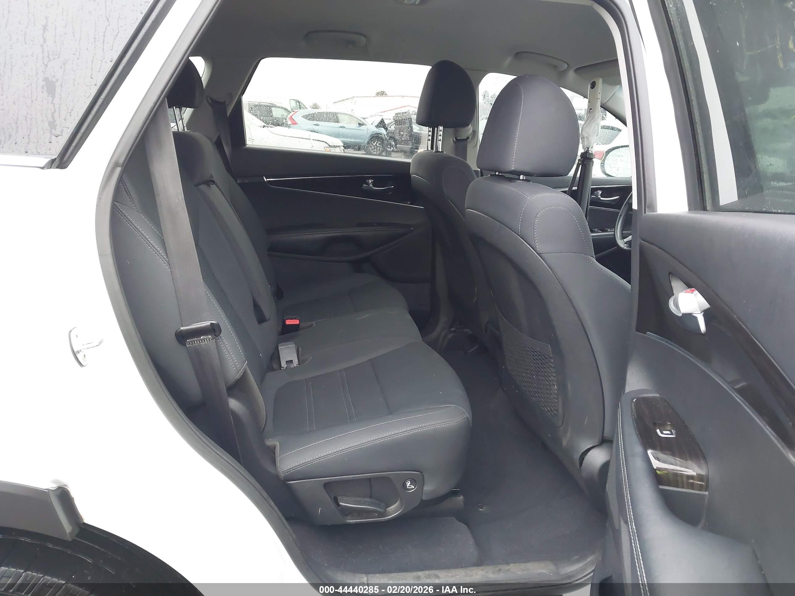 KIA SORENTO image 8