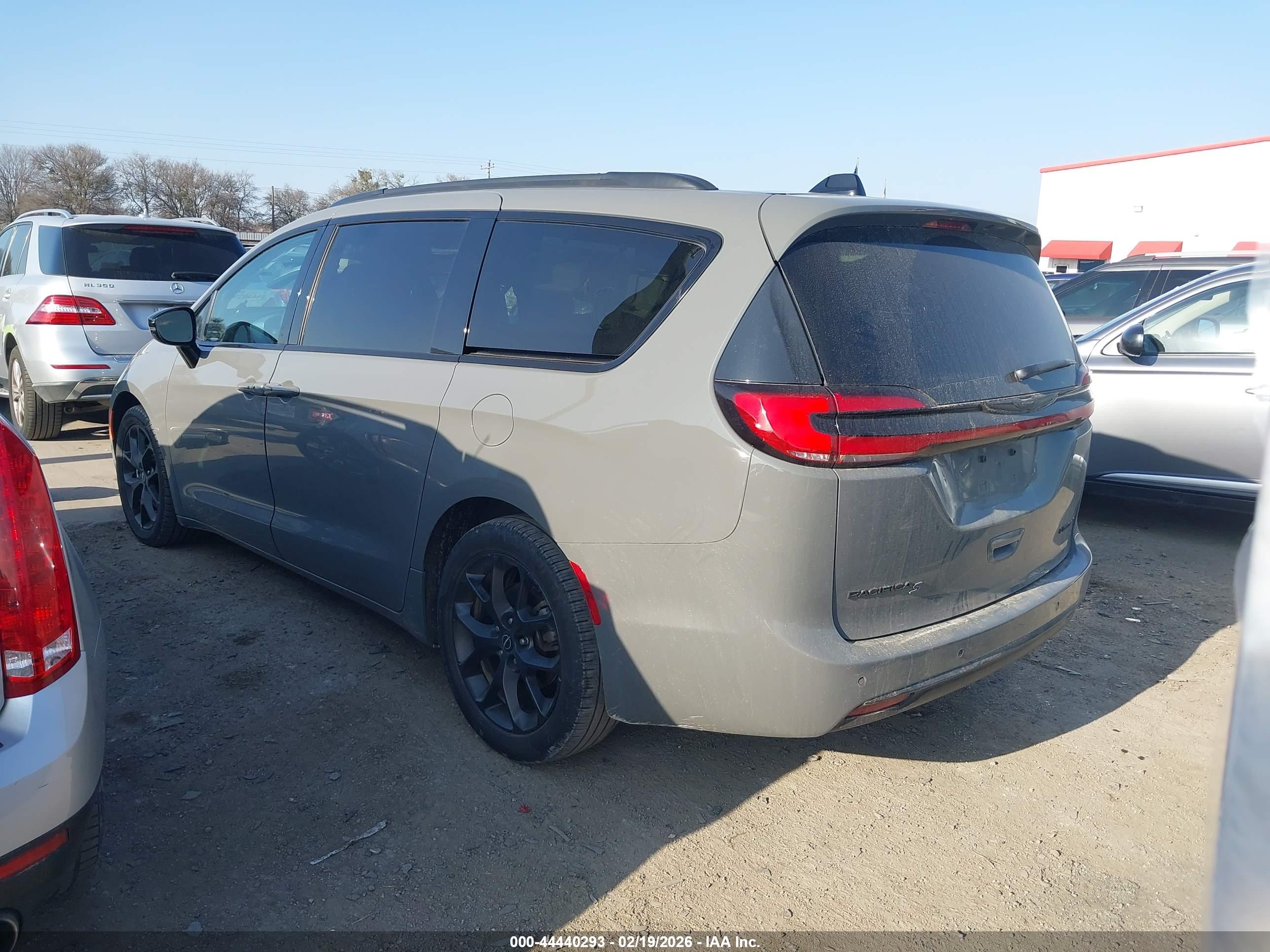 CHRYSLER PACIFICA image 3