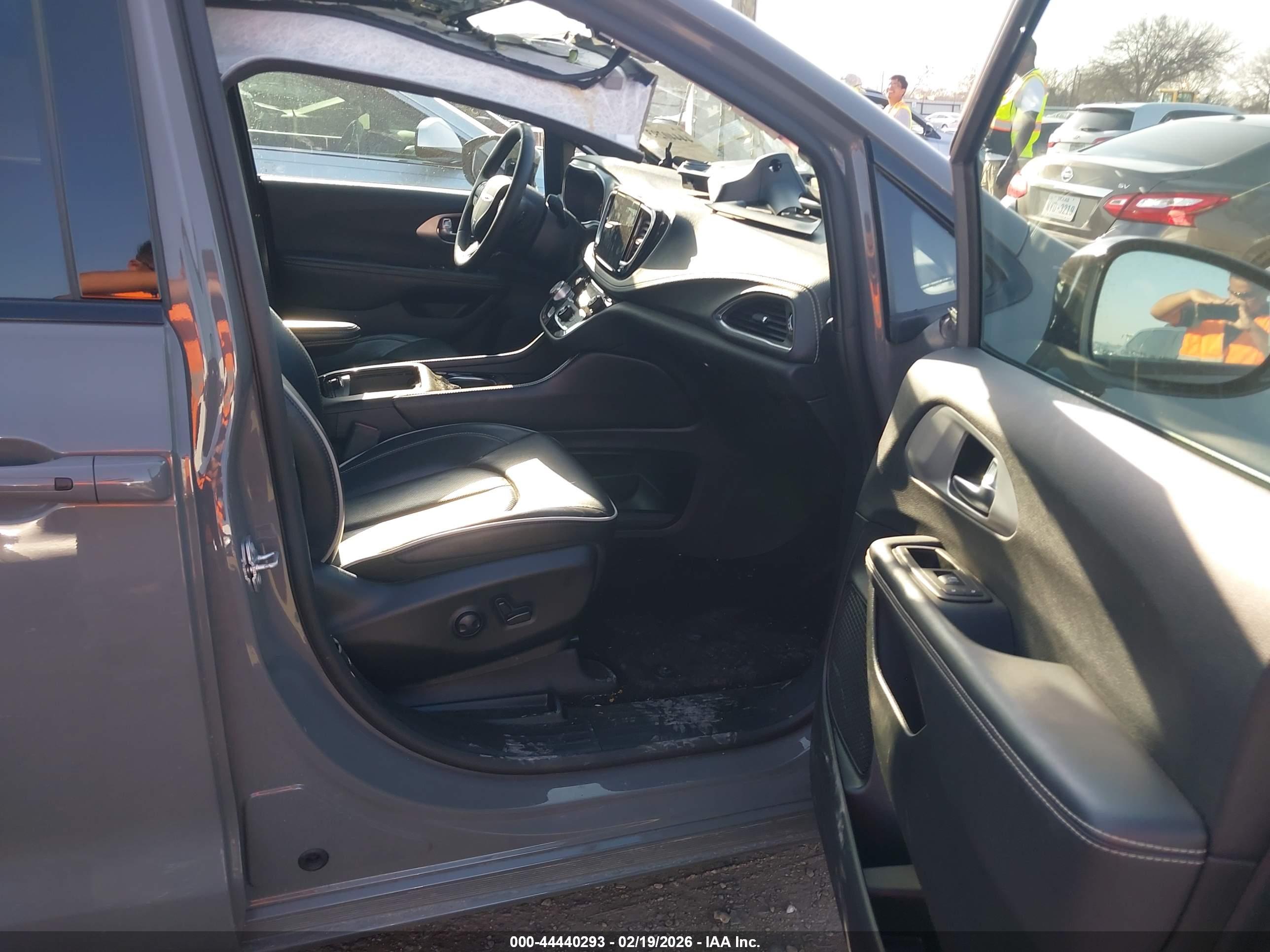 CHRYSLER PACIFICA image 5