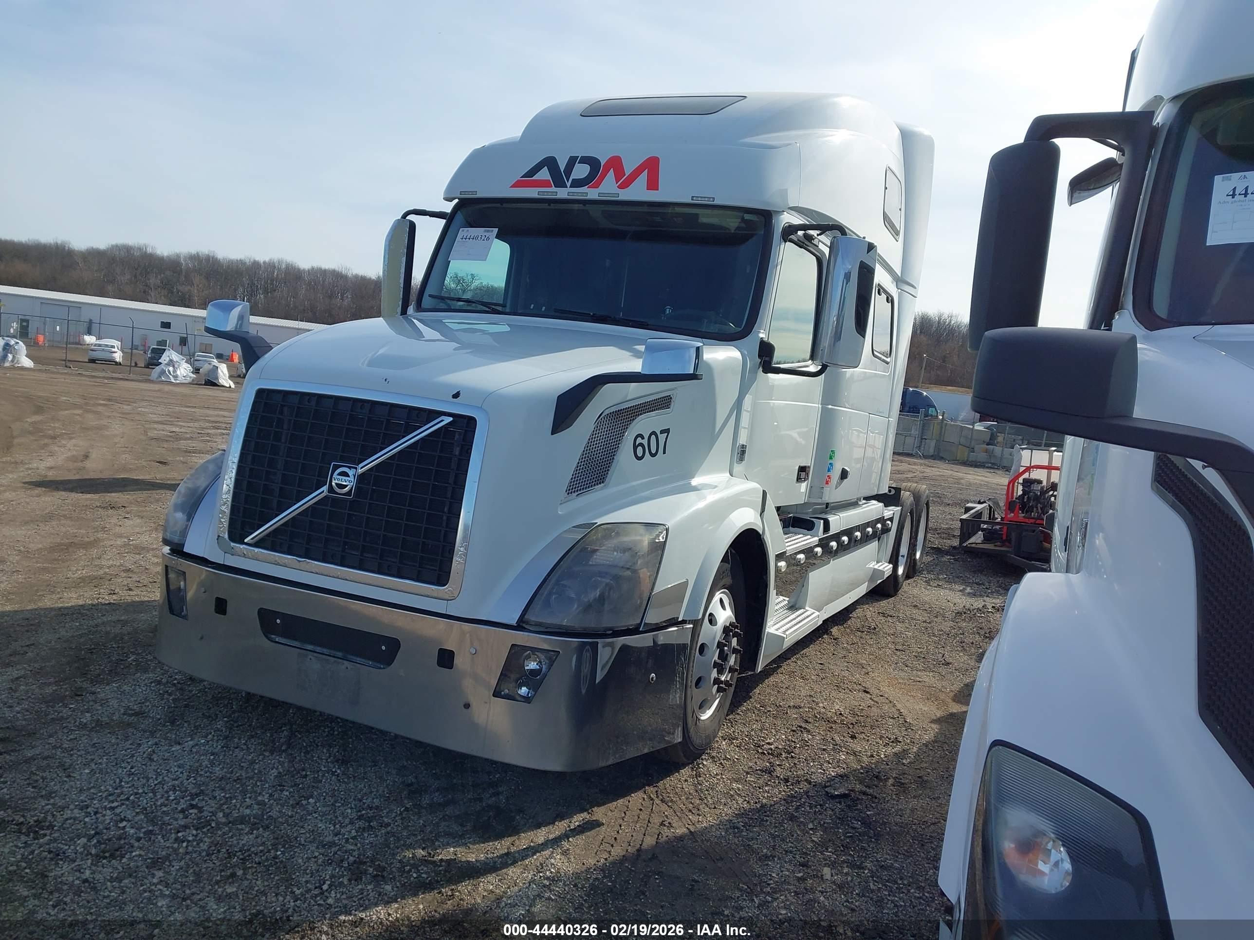 VOLVO VN image 2