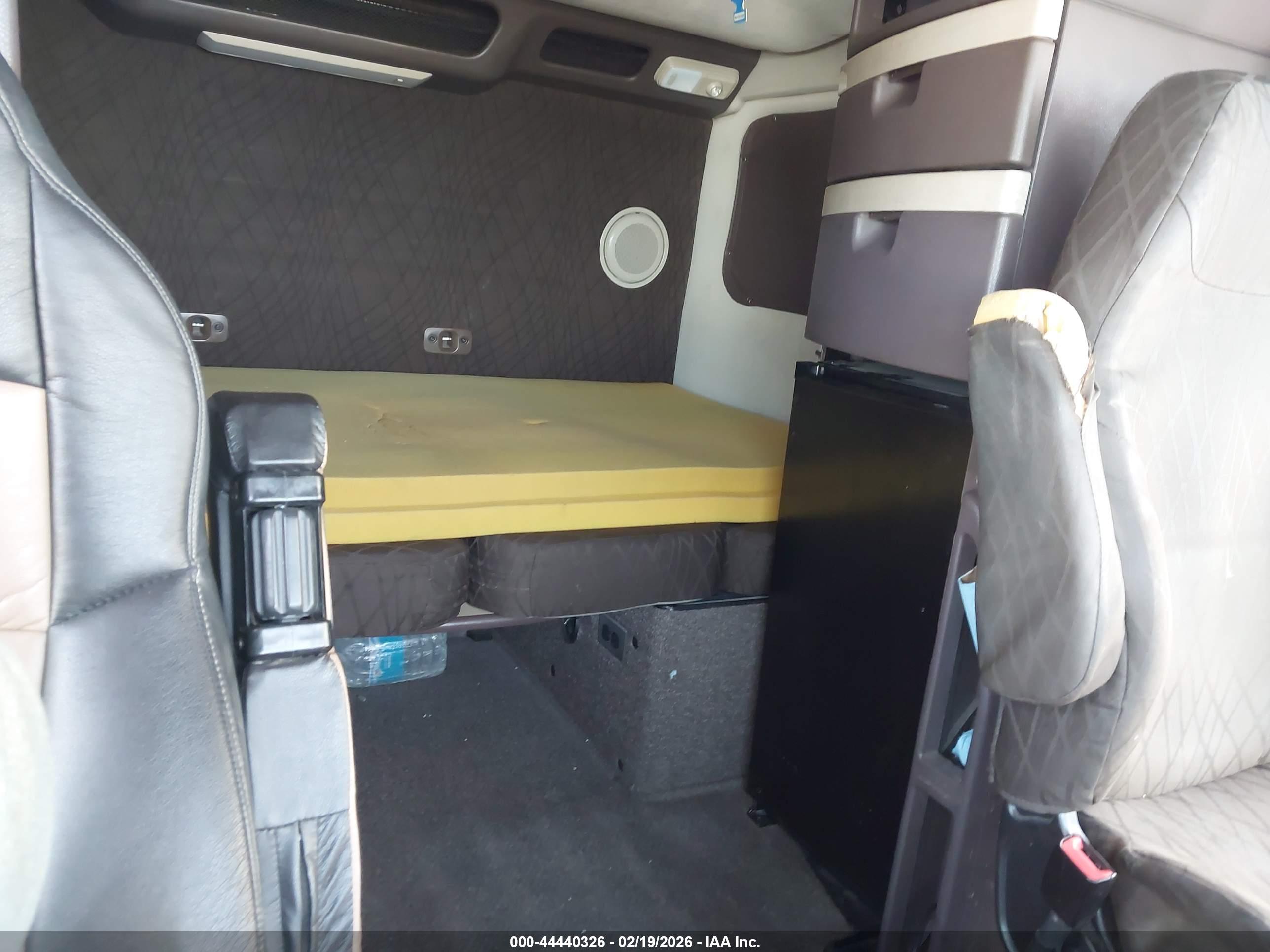 VOLVO VN image 7