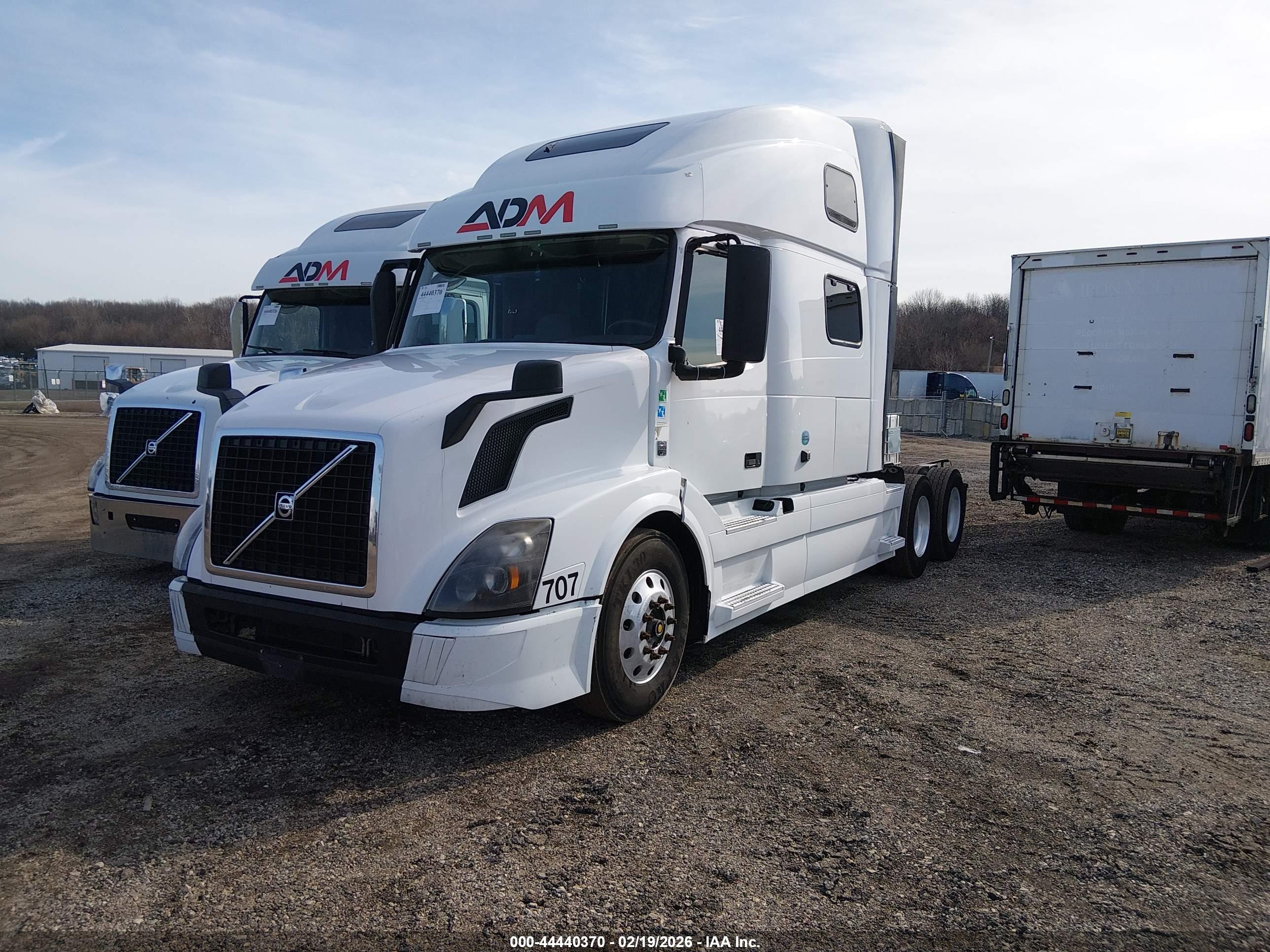 VOLVO VN image 2