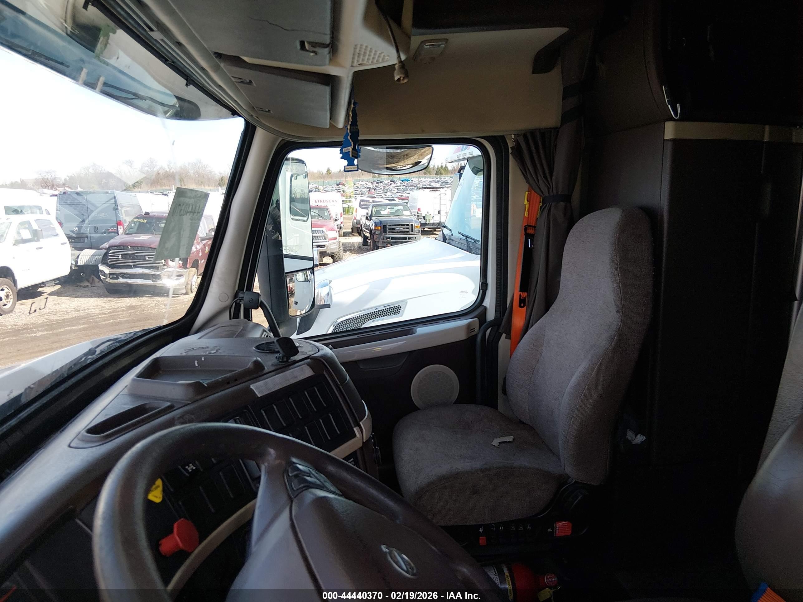 VOLVO VN image 7