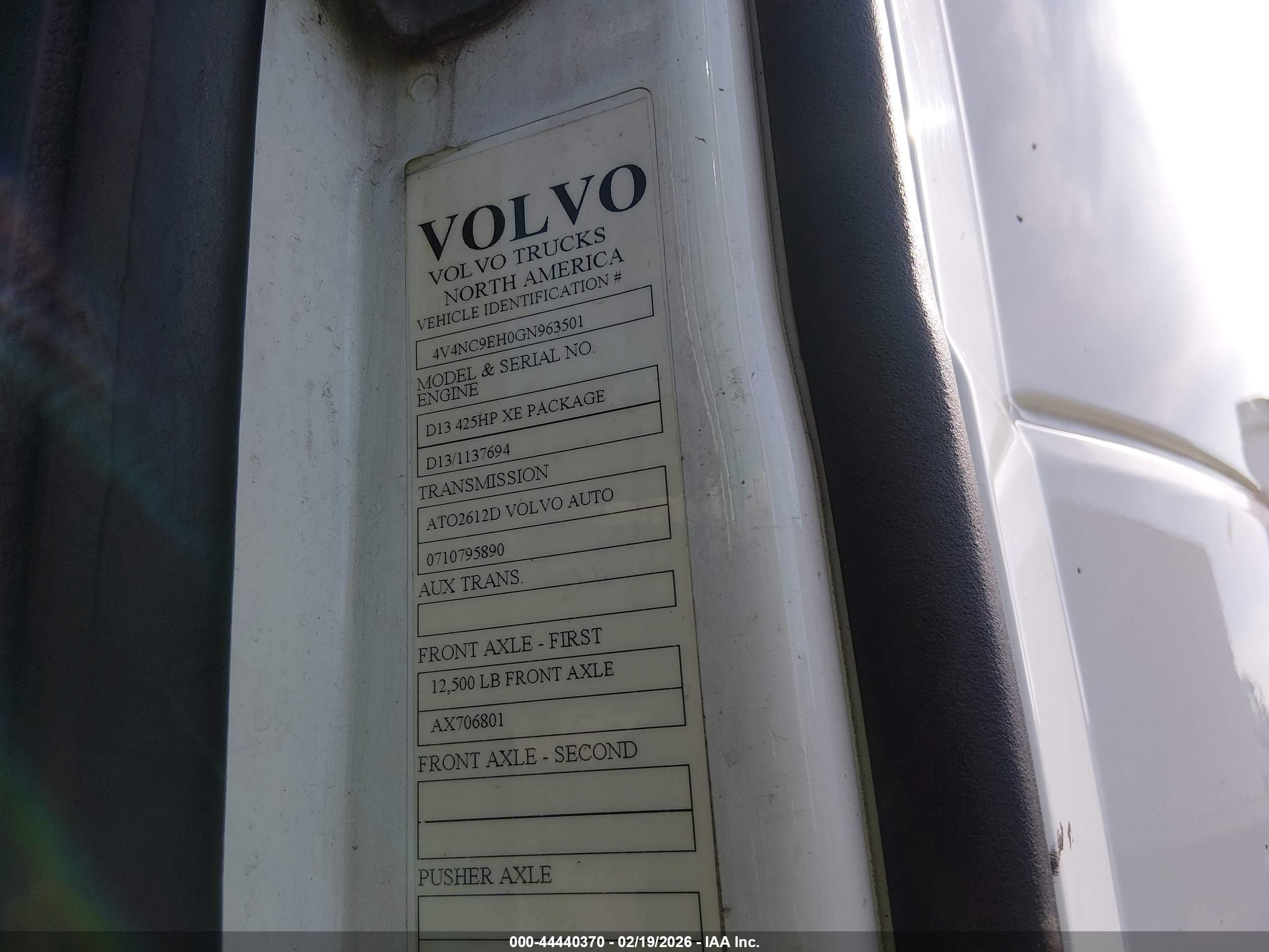 VOLVO VN image 9