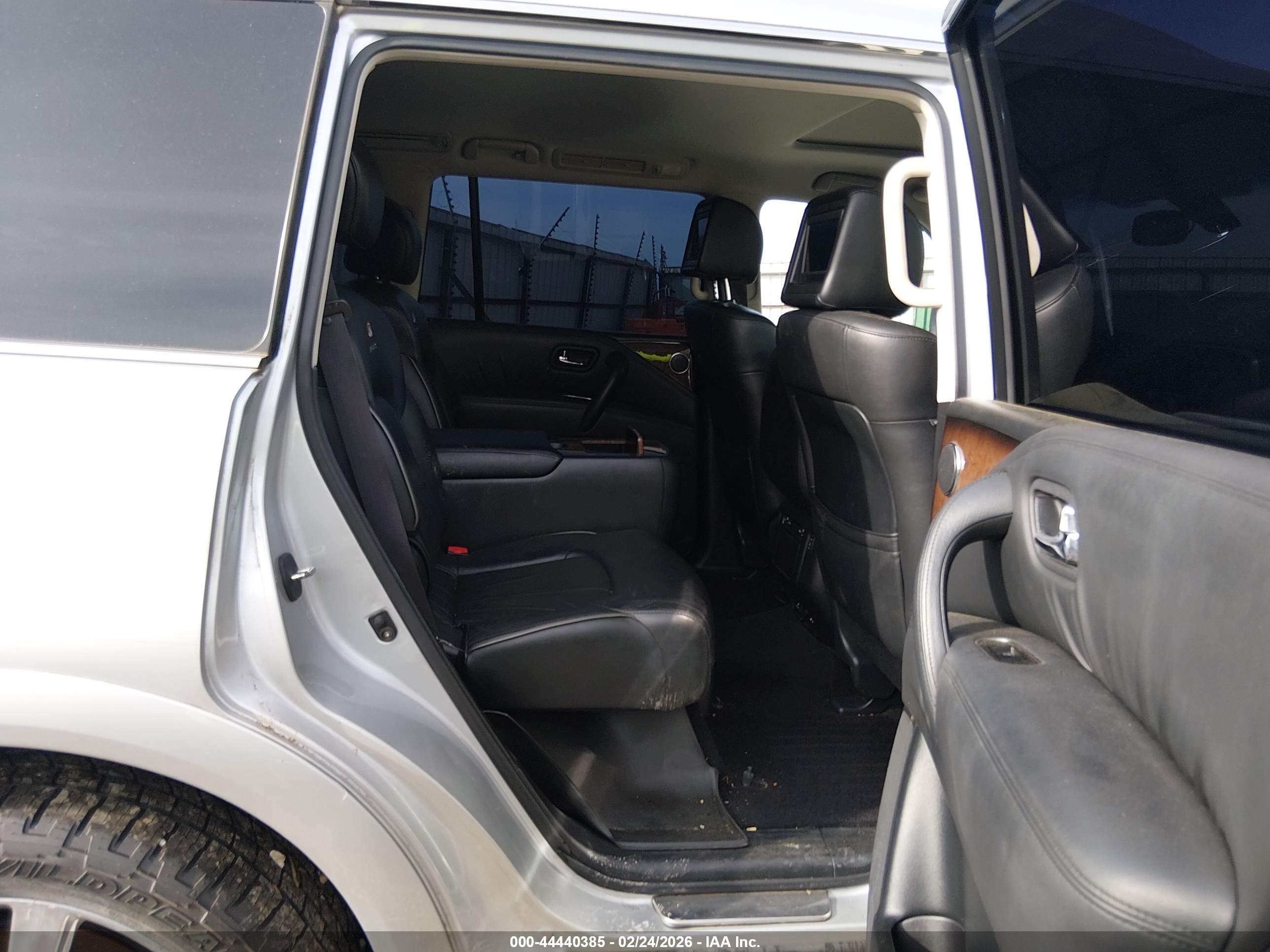 INFINITI QX56 image 8