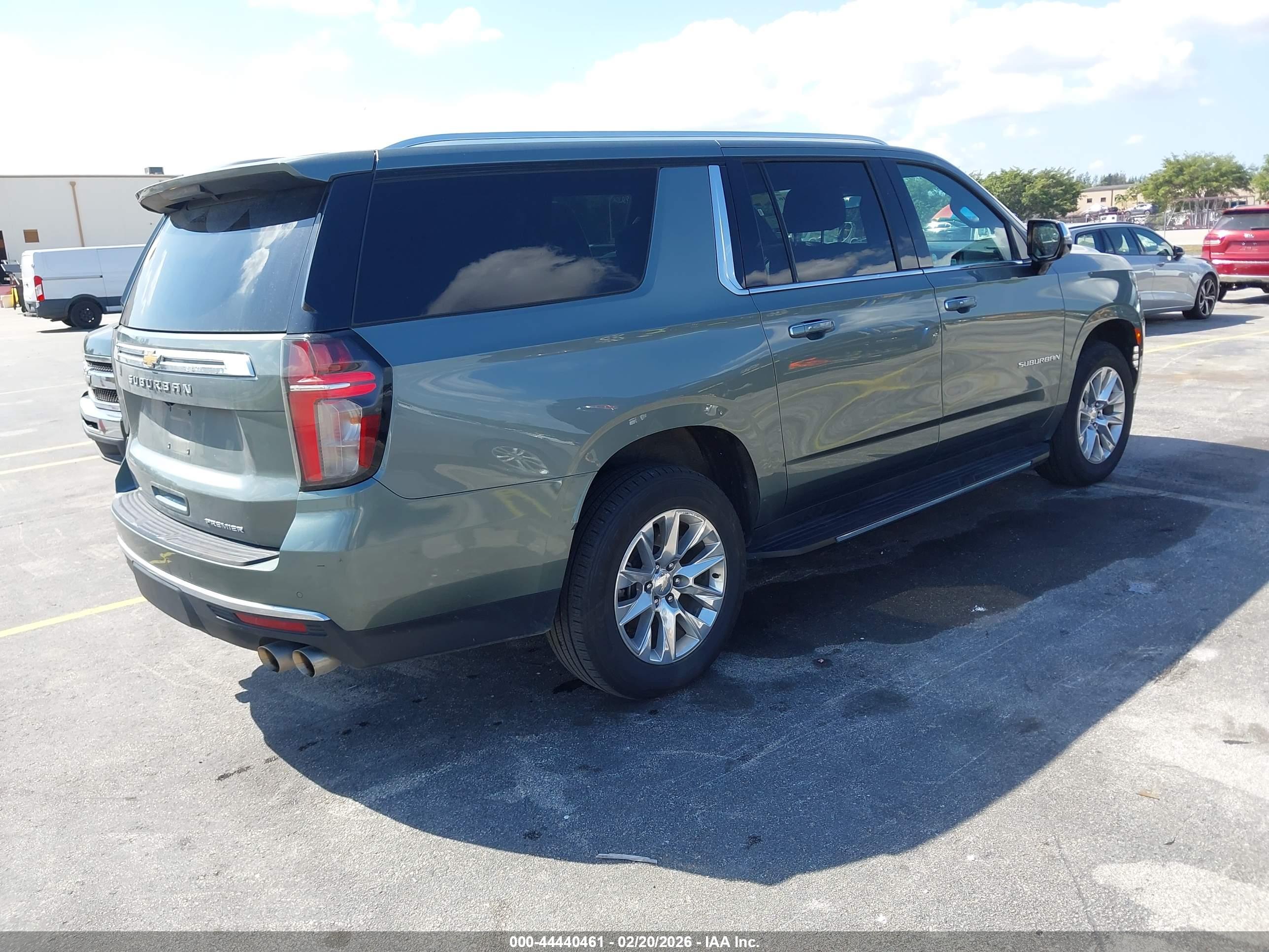 CHEVROLET SUBURBAN image 4