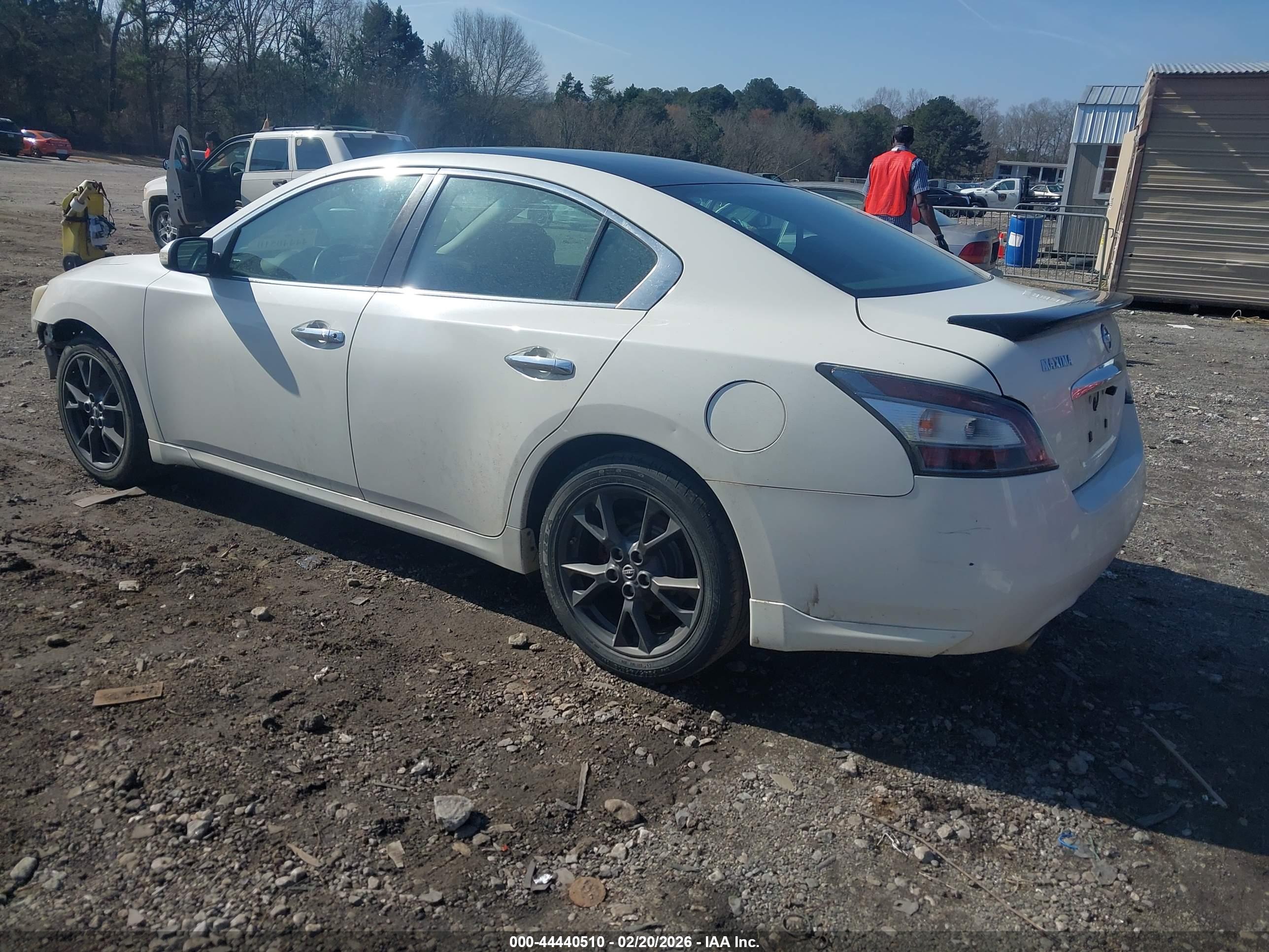 NISSAN MAXIMA image 3