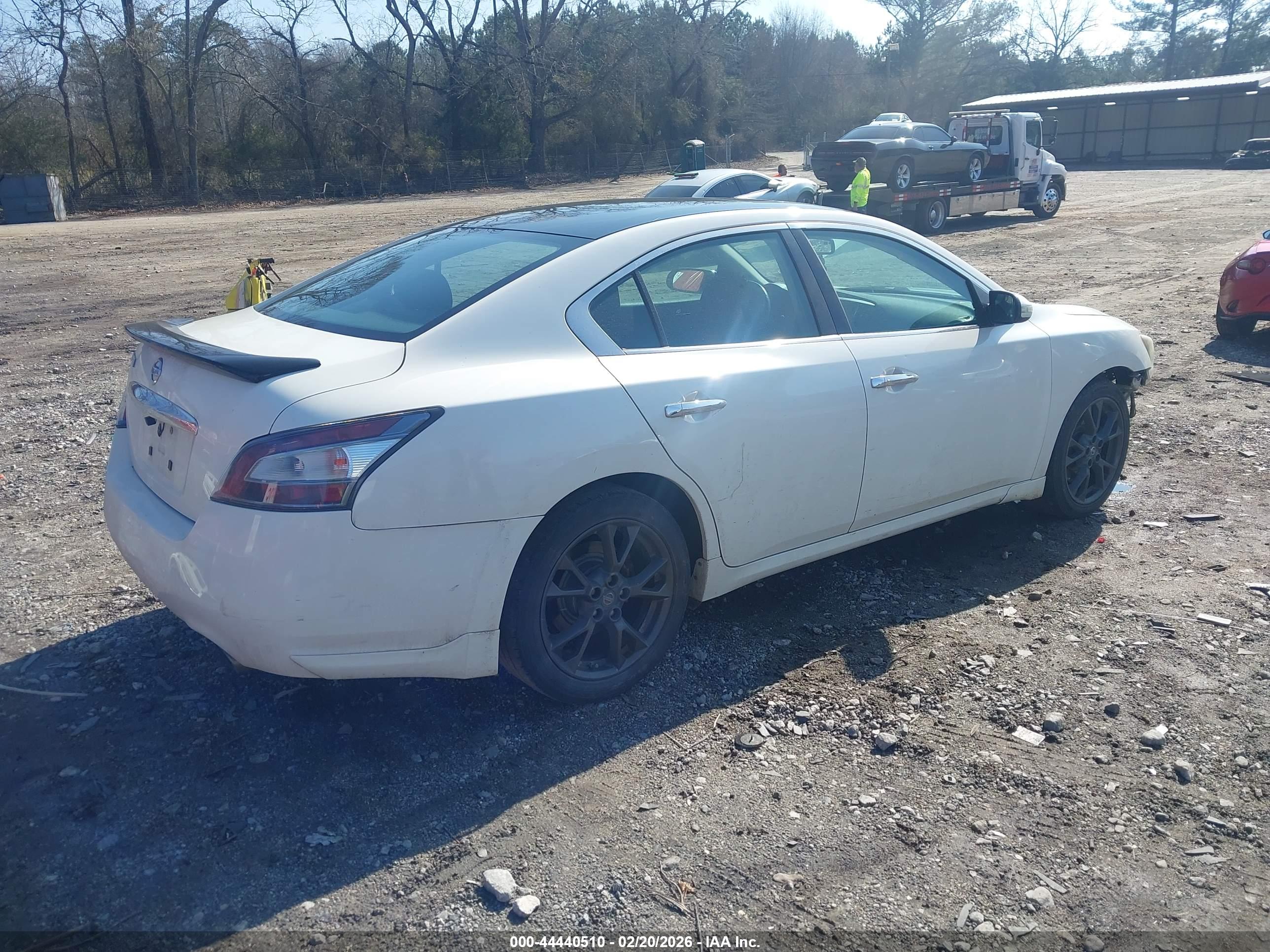 NISSAN MAXIMA image 4