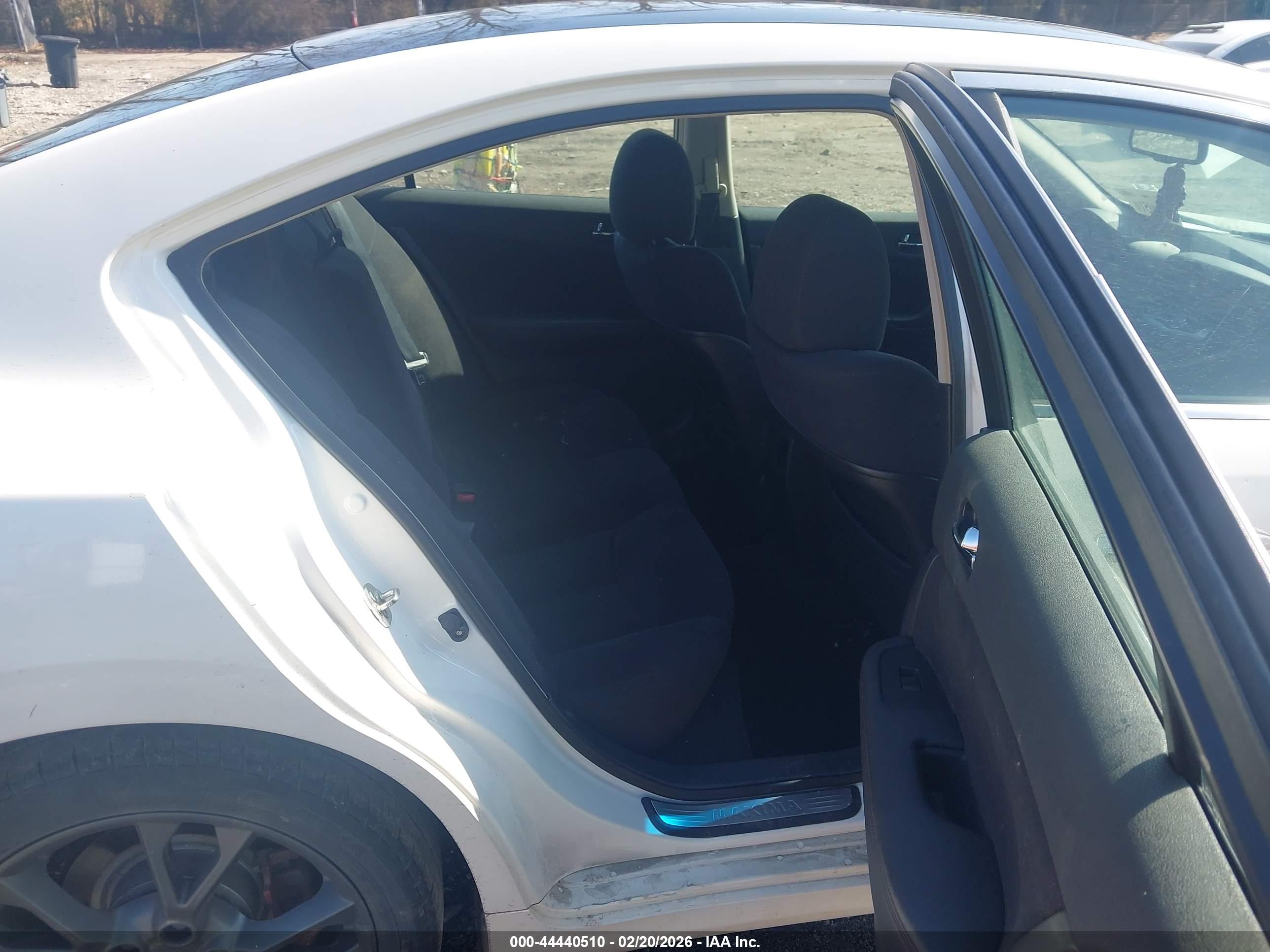NISSAN MAXIMA image 8