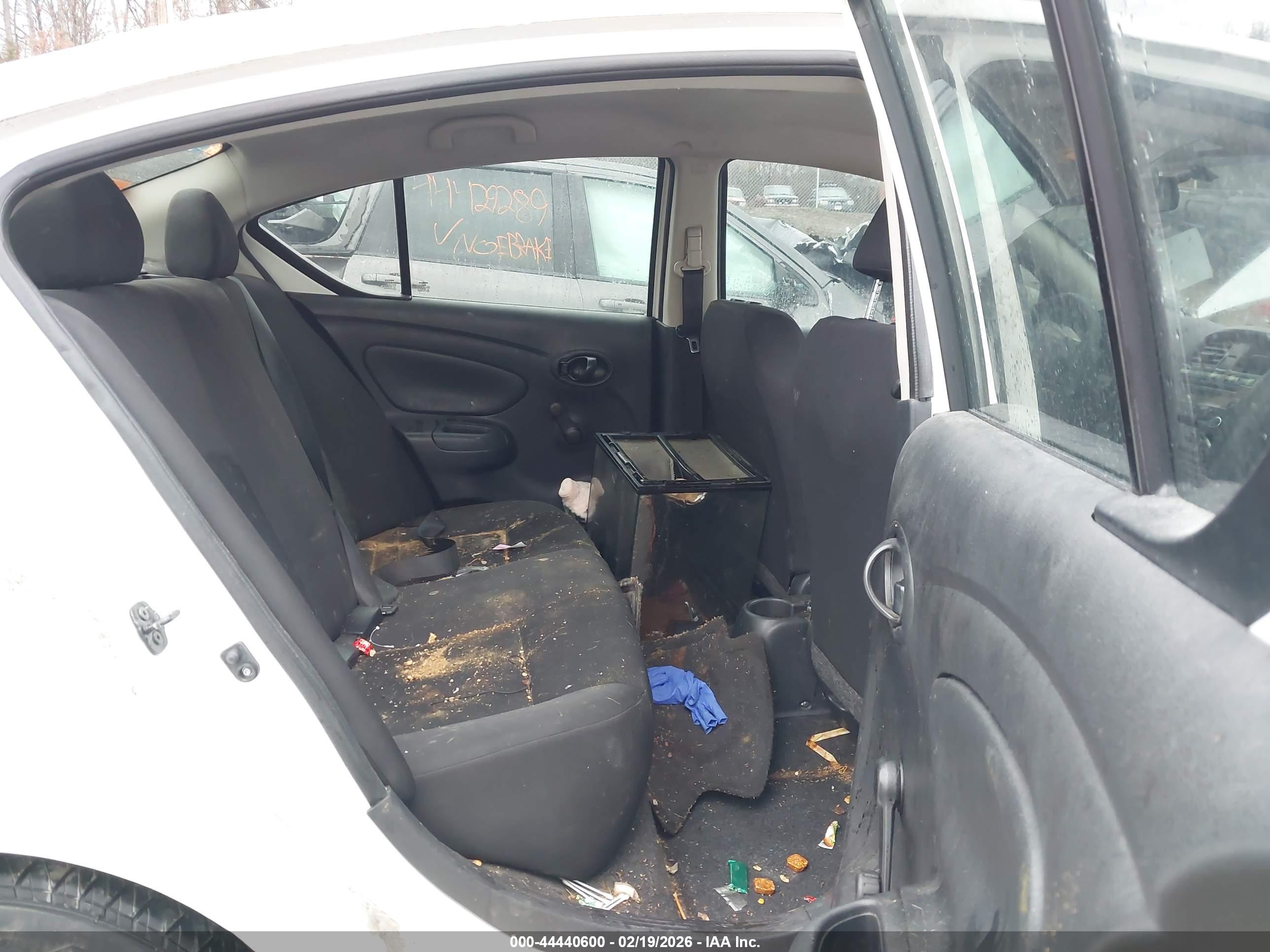 NISSAN VERSA image 8