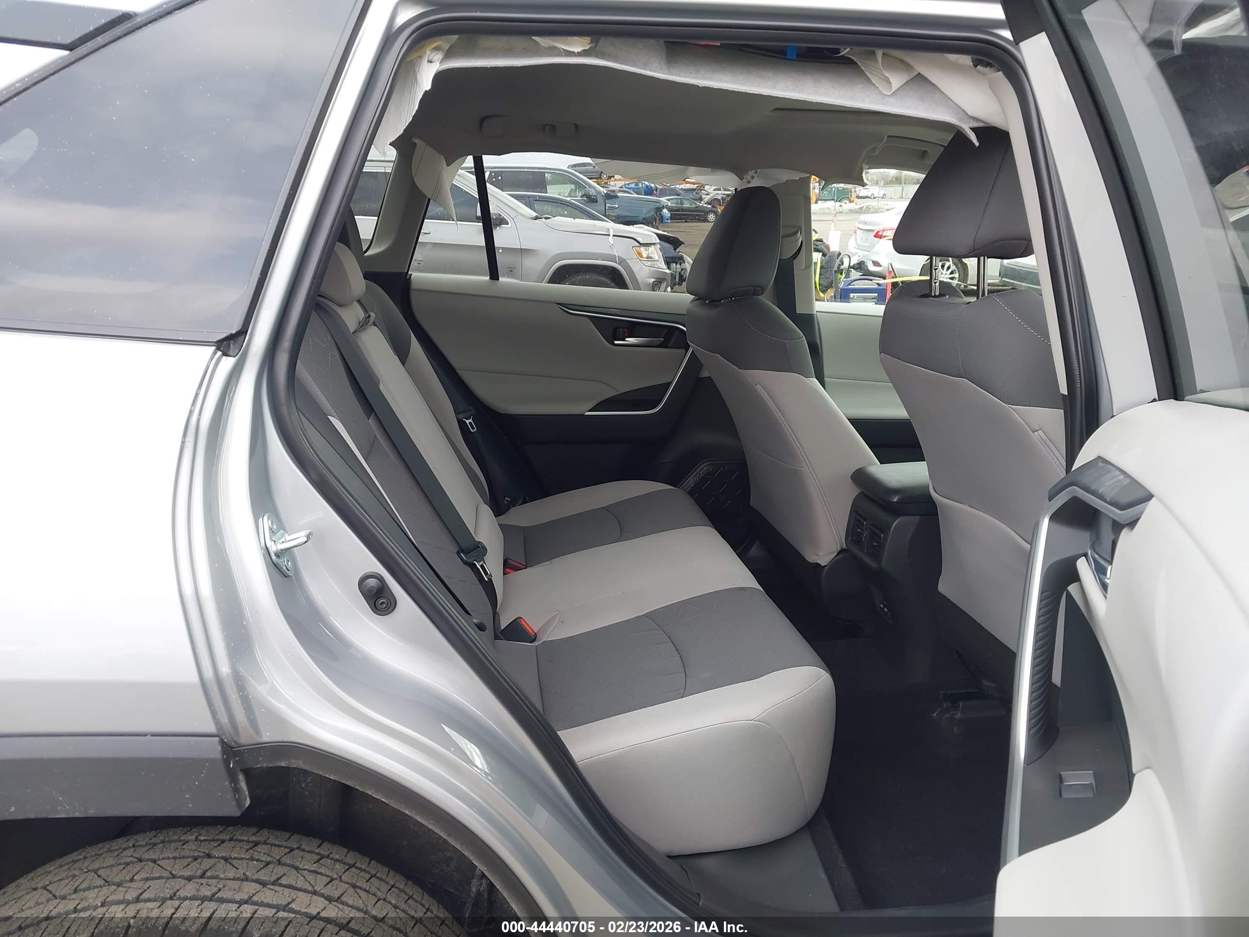 TOYOTA RAV4 image 8