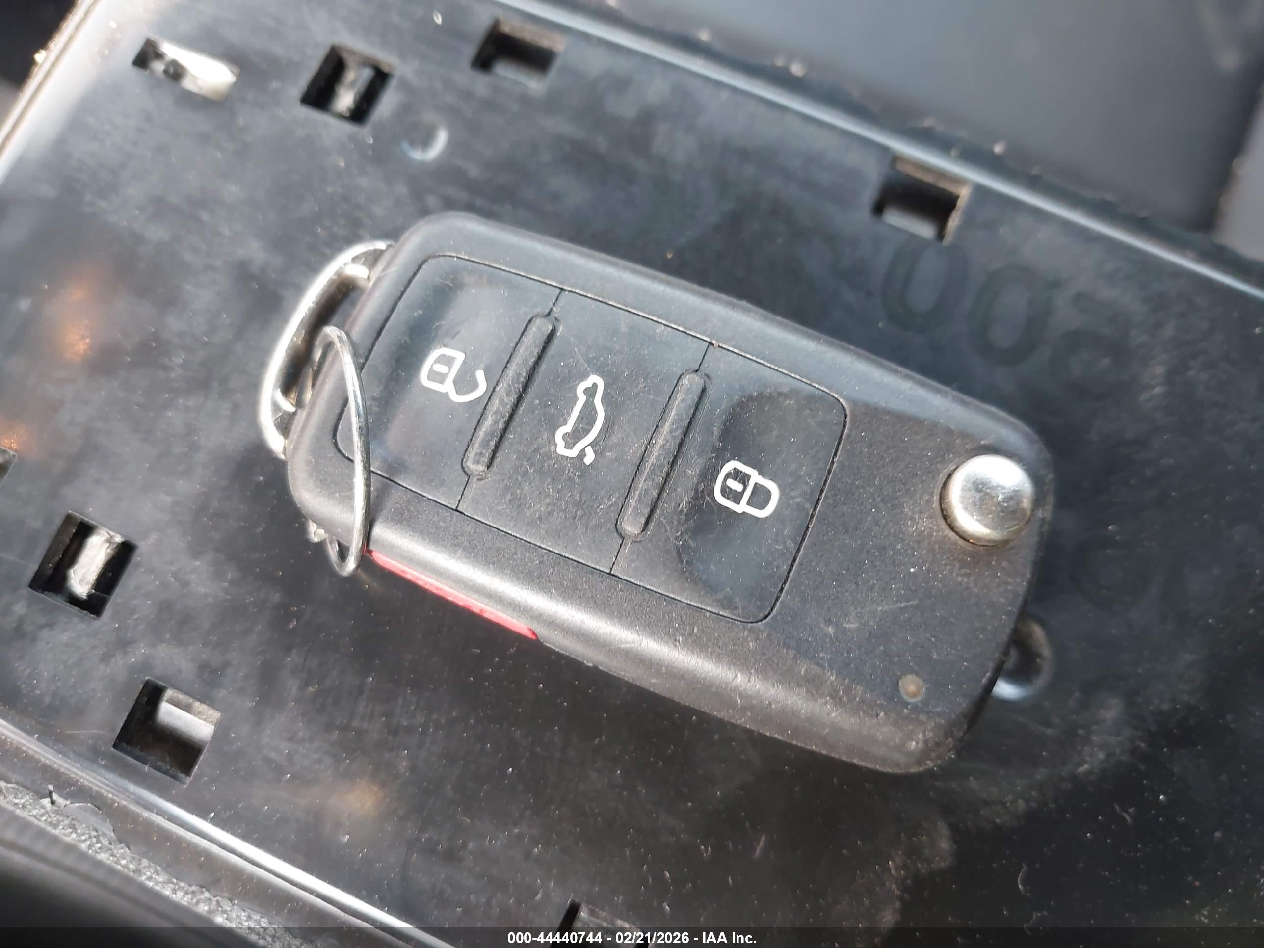 VOLKSWAGEN BEETLE image 11