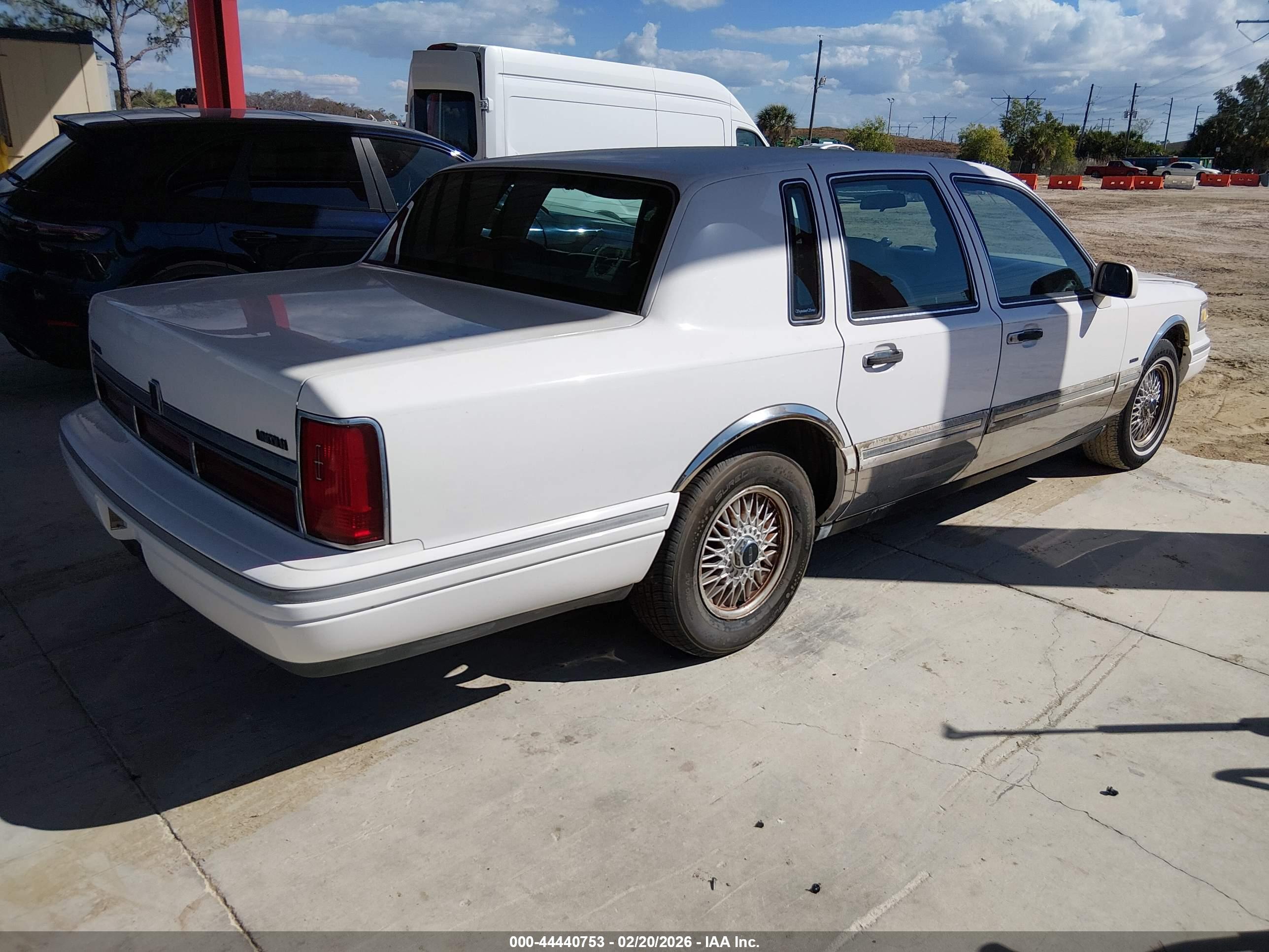 LINCOLN TOWN image 4