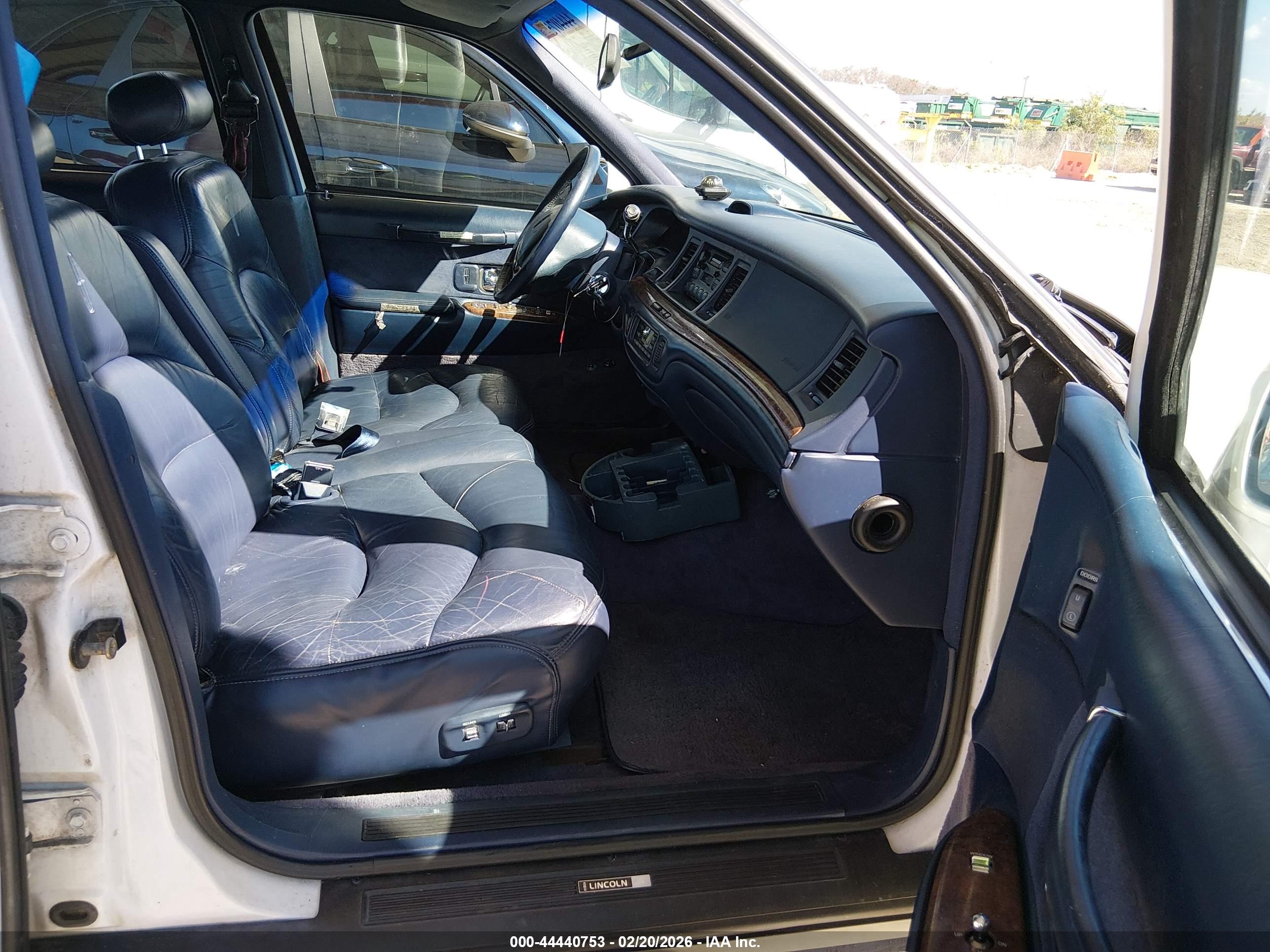 LINCOLN TOWN image 5