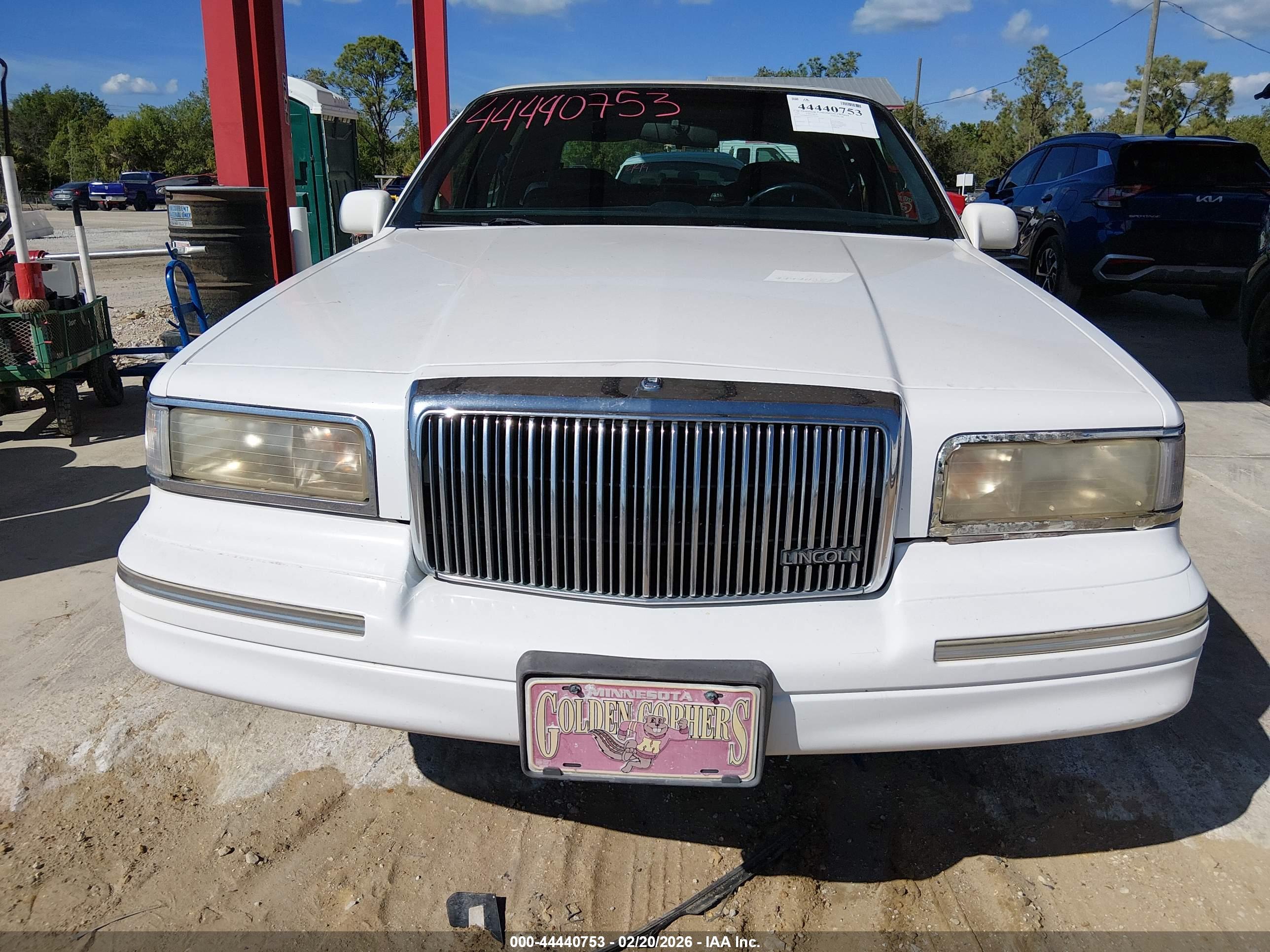 LINCOLN TOWN image 6