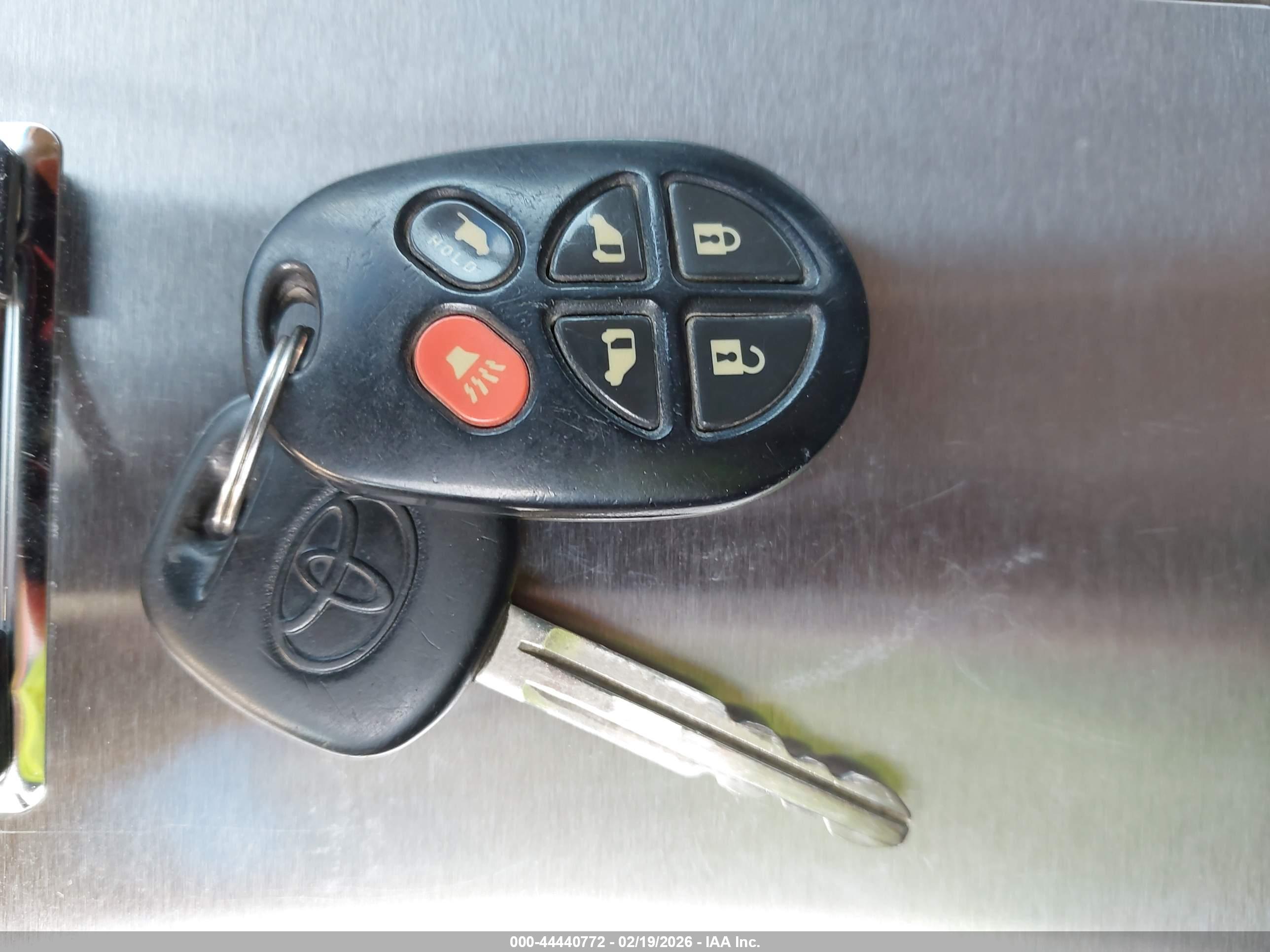 TOYOTA SIENNA image 11