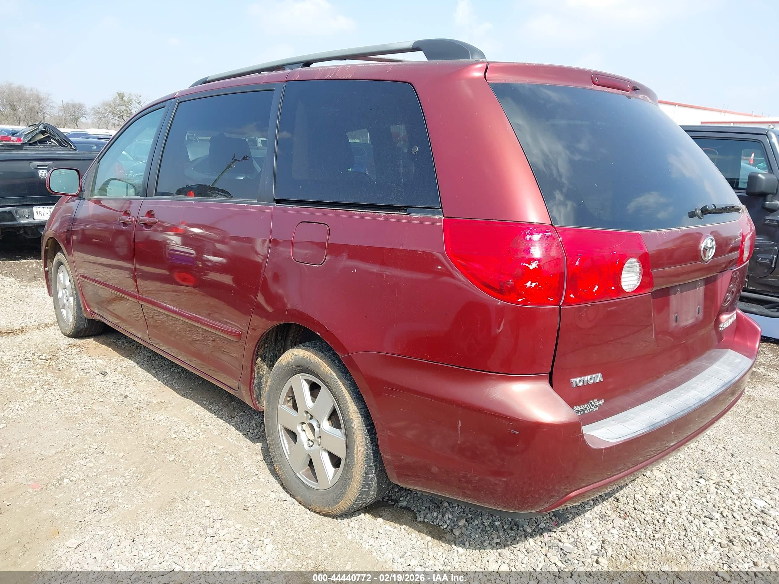 TOYOTA SIENNA image 3
