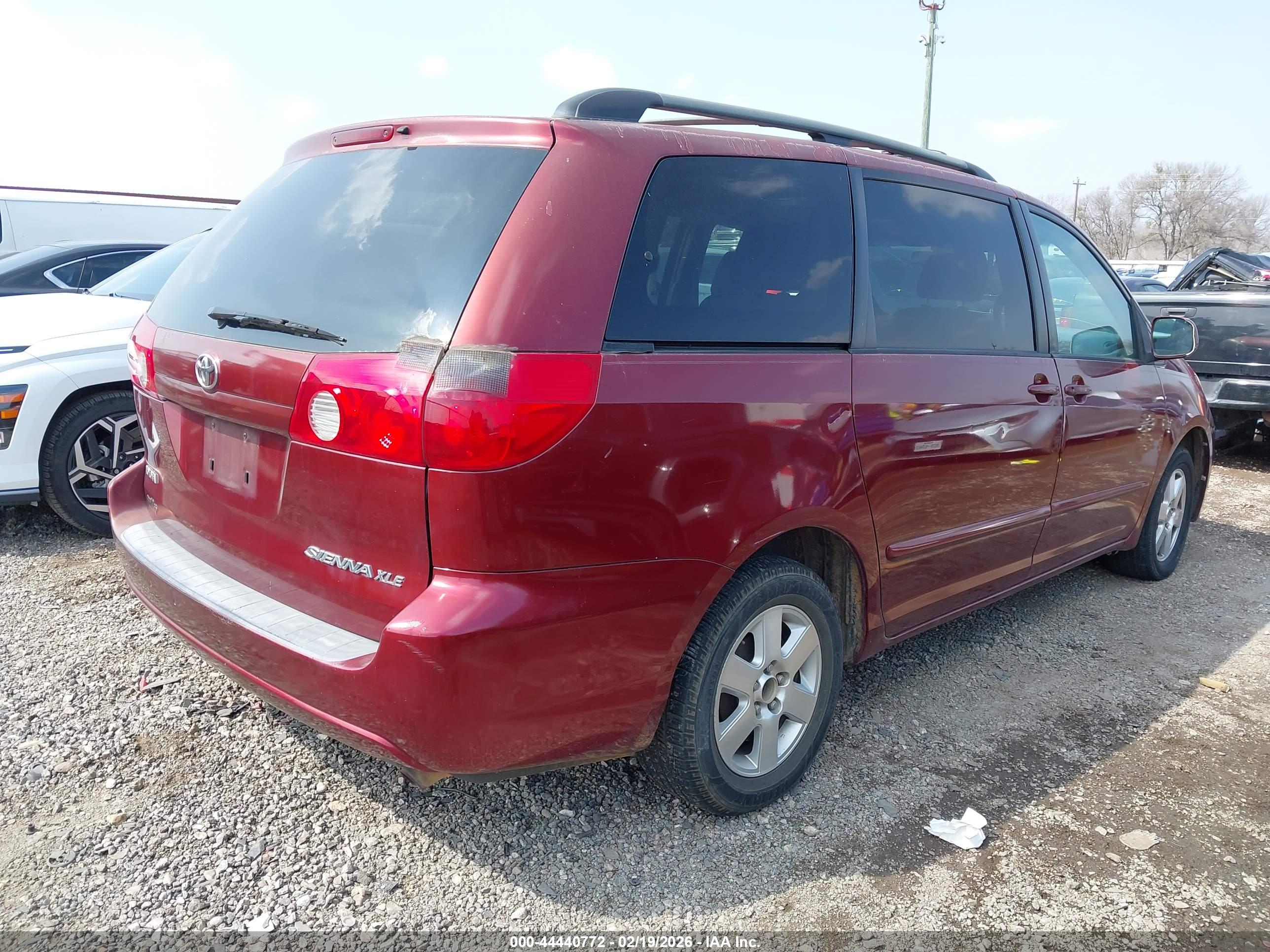 TOYOTA SIENNA image 4