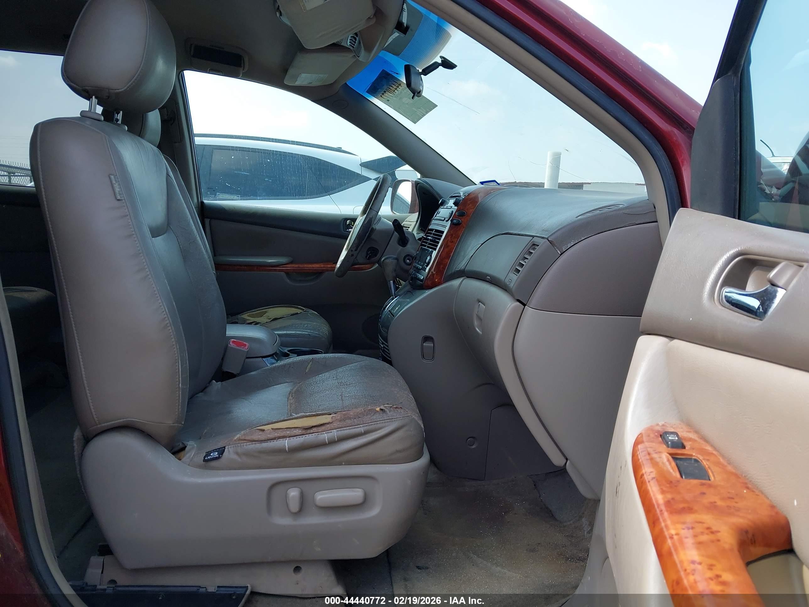 TOYOTA SIENNA image 5
