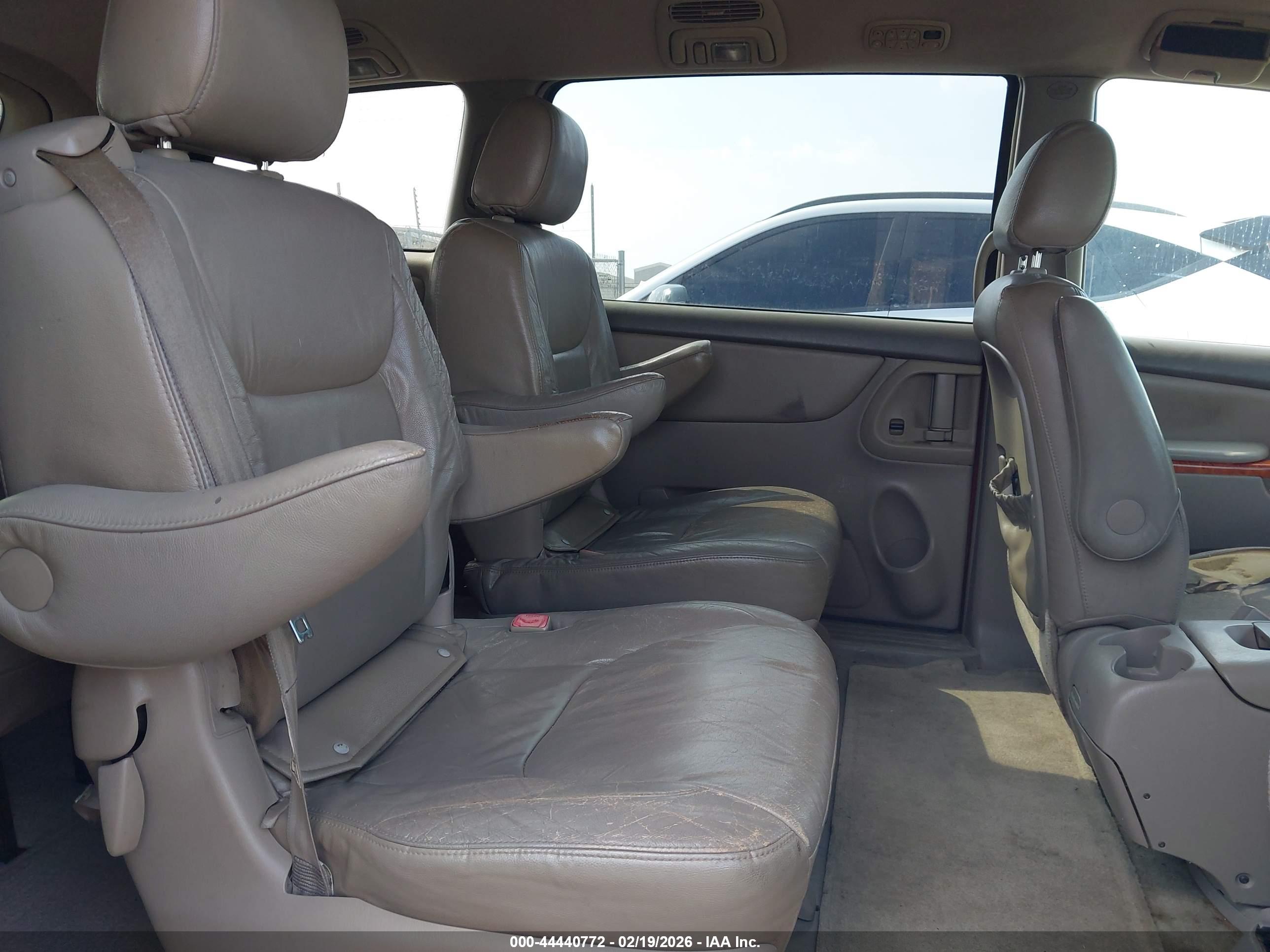 TOYOTA SIENNA image 8