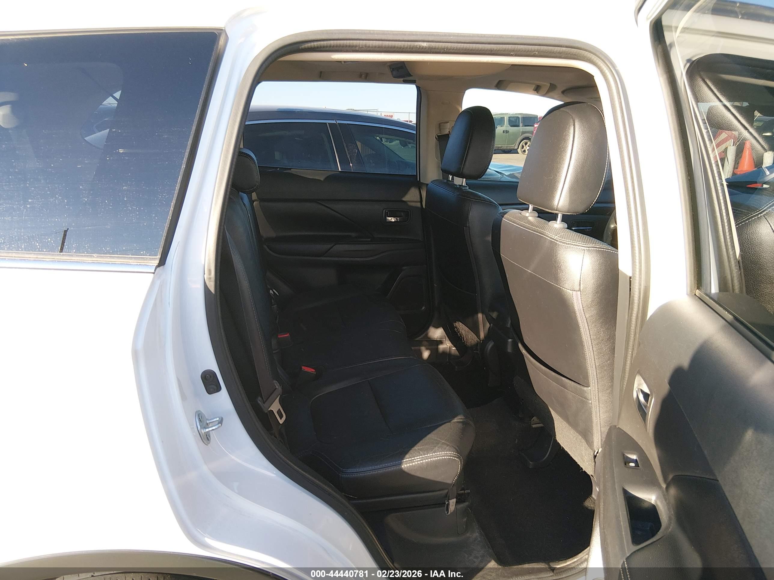 MITSUBISHI OUTLANDER image 8