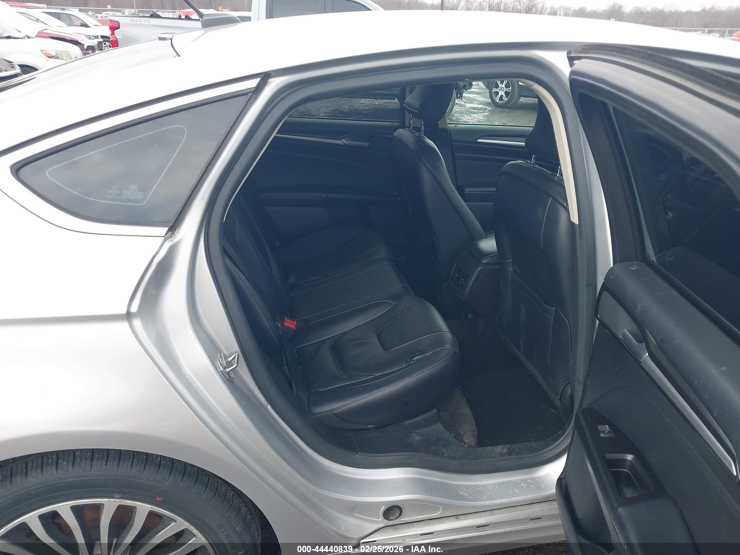FORD FUSION image 8