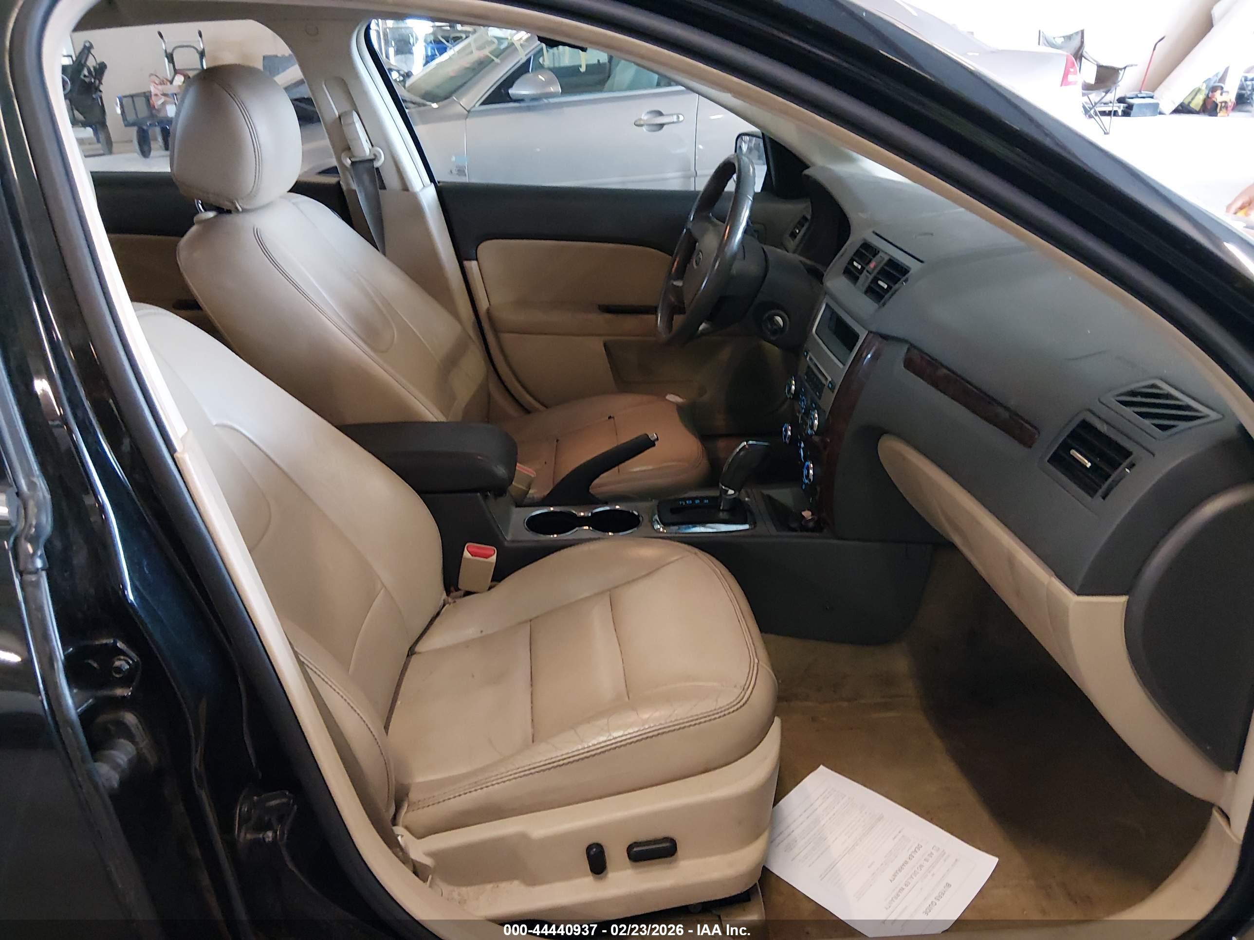 FORD FUSION image 5