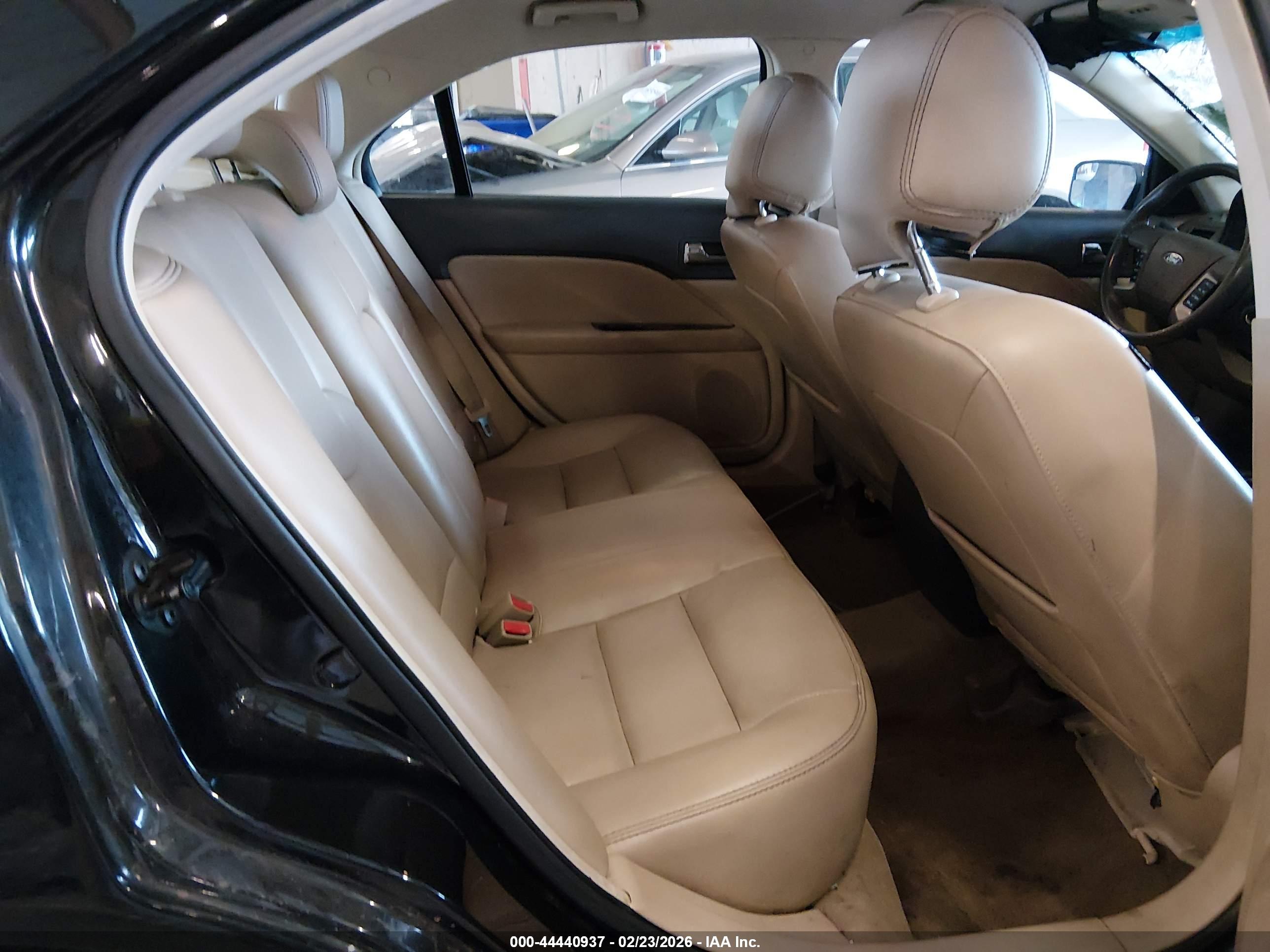 FORD FUSION image 8