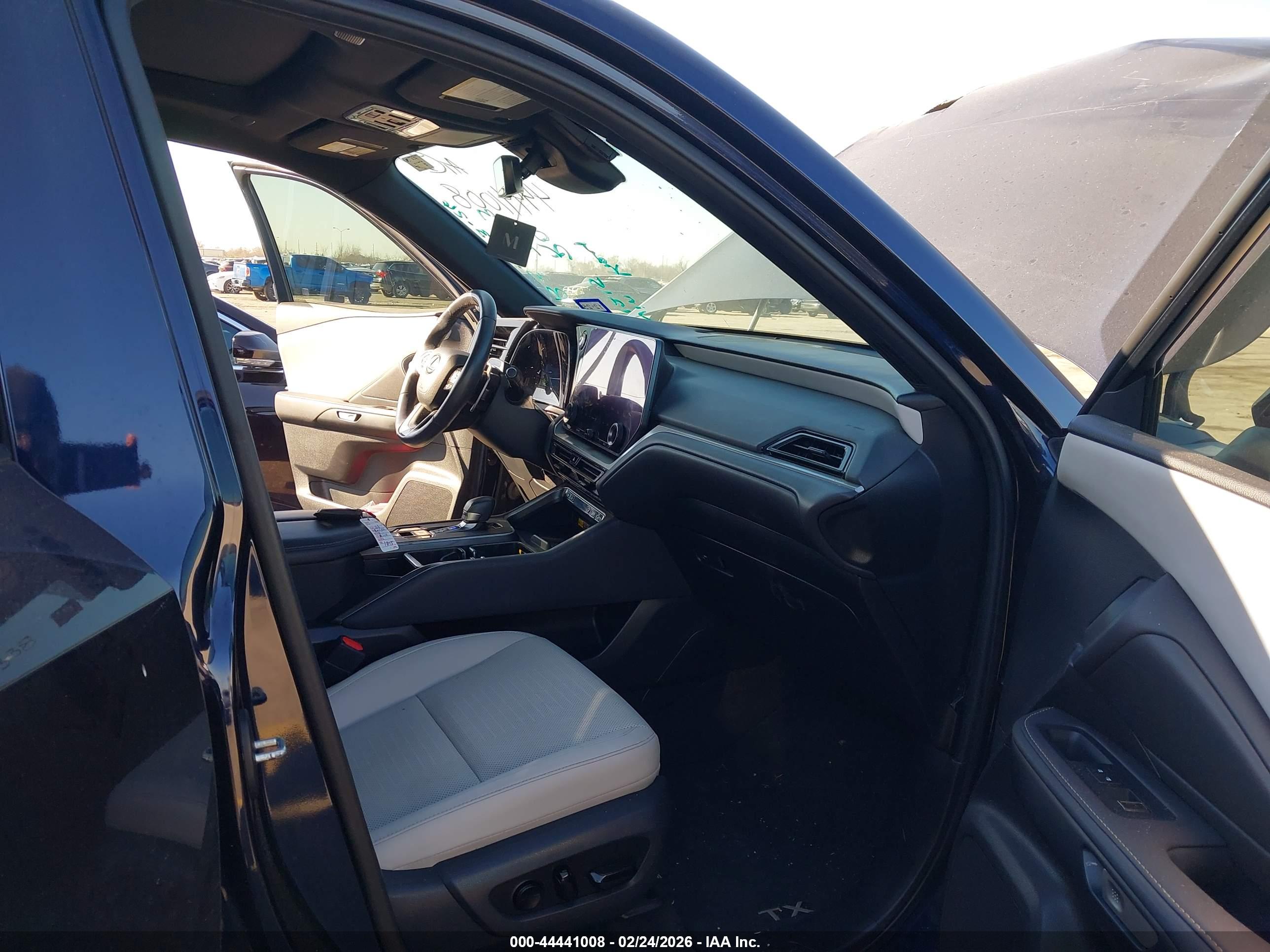LEXUS TX image 5