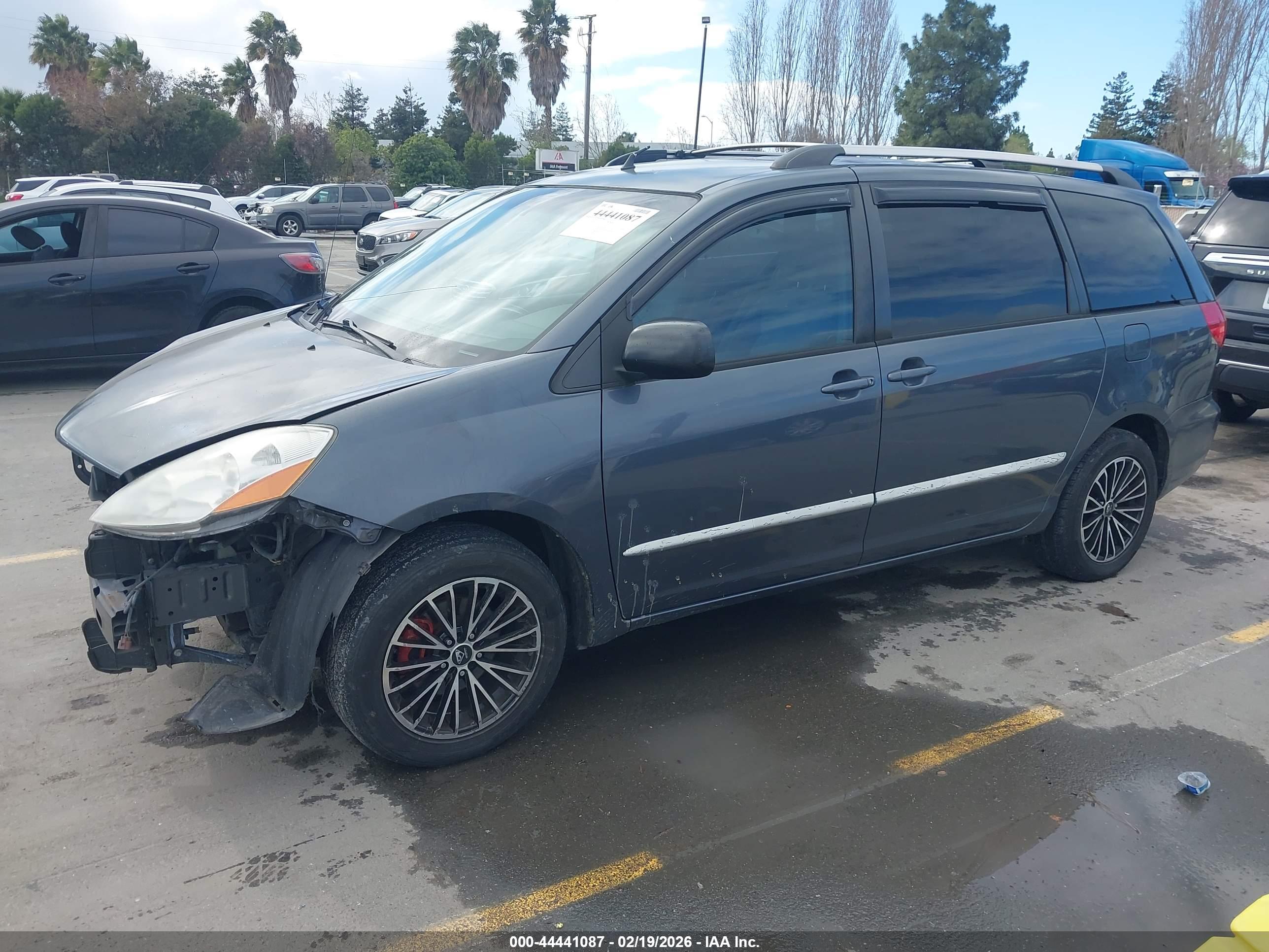 TOYOTA SIENNA image 2