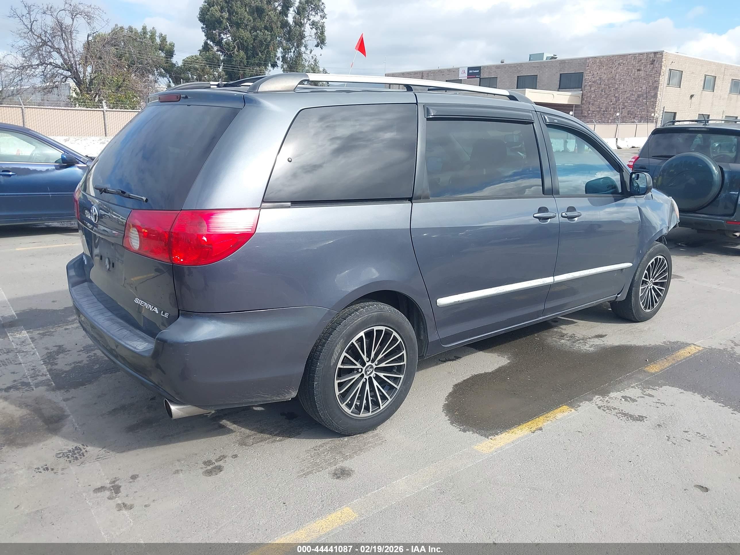 TOYOTA SIENNA image 4