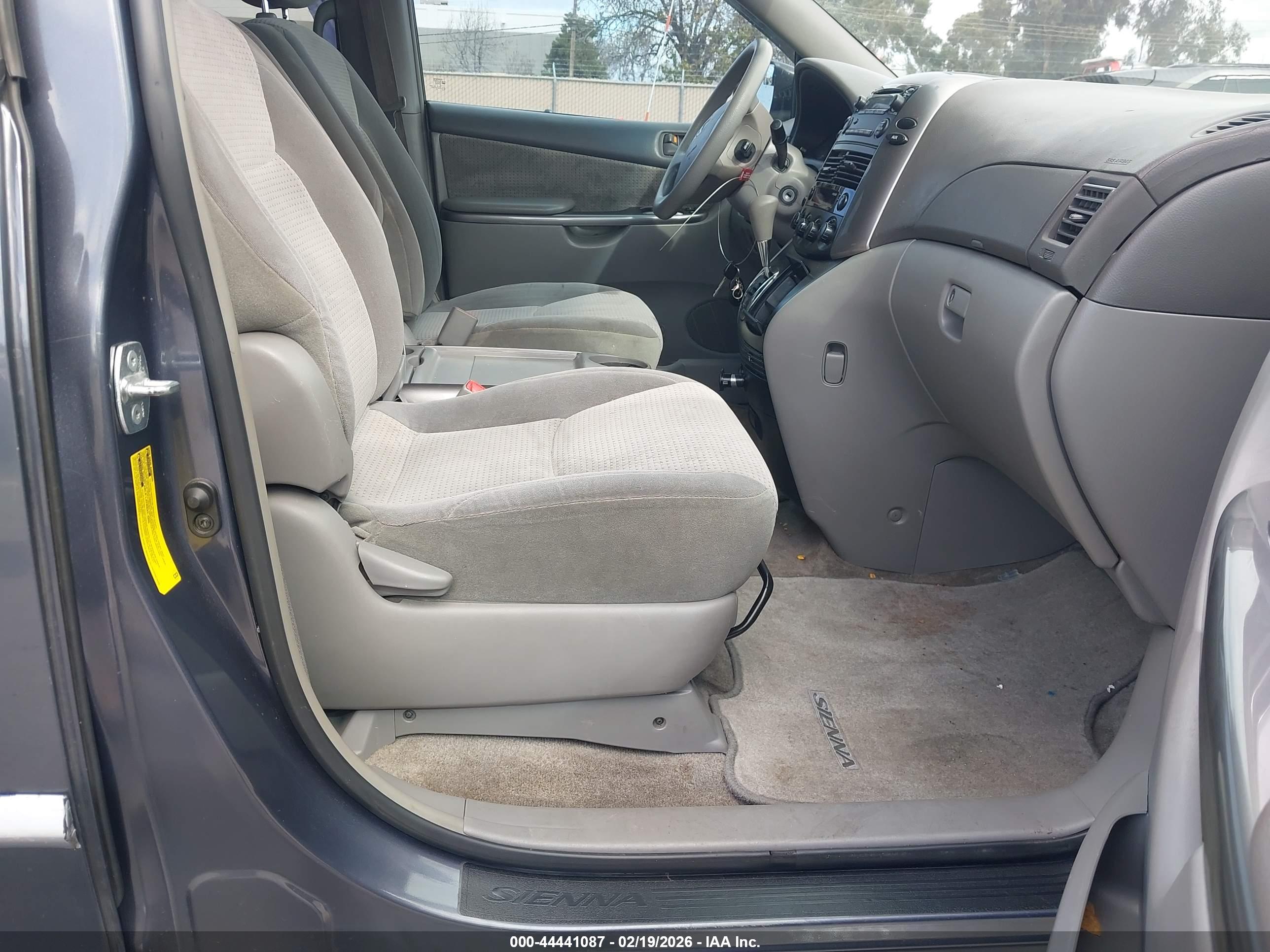 TOYOTA SIENNA image 5