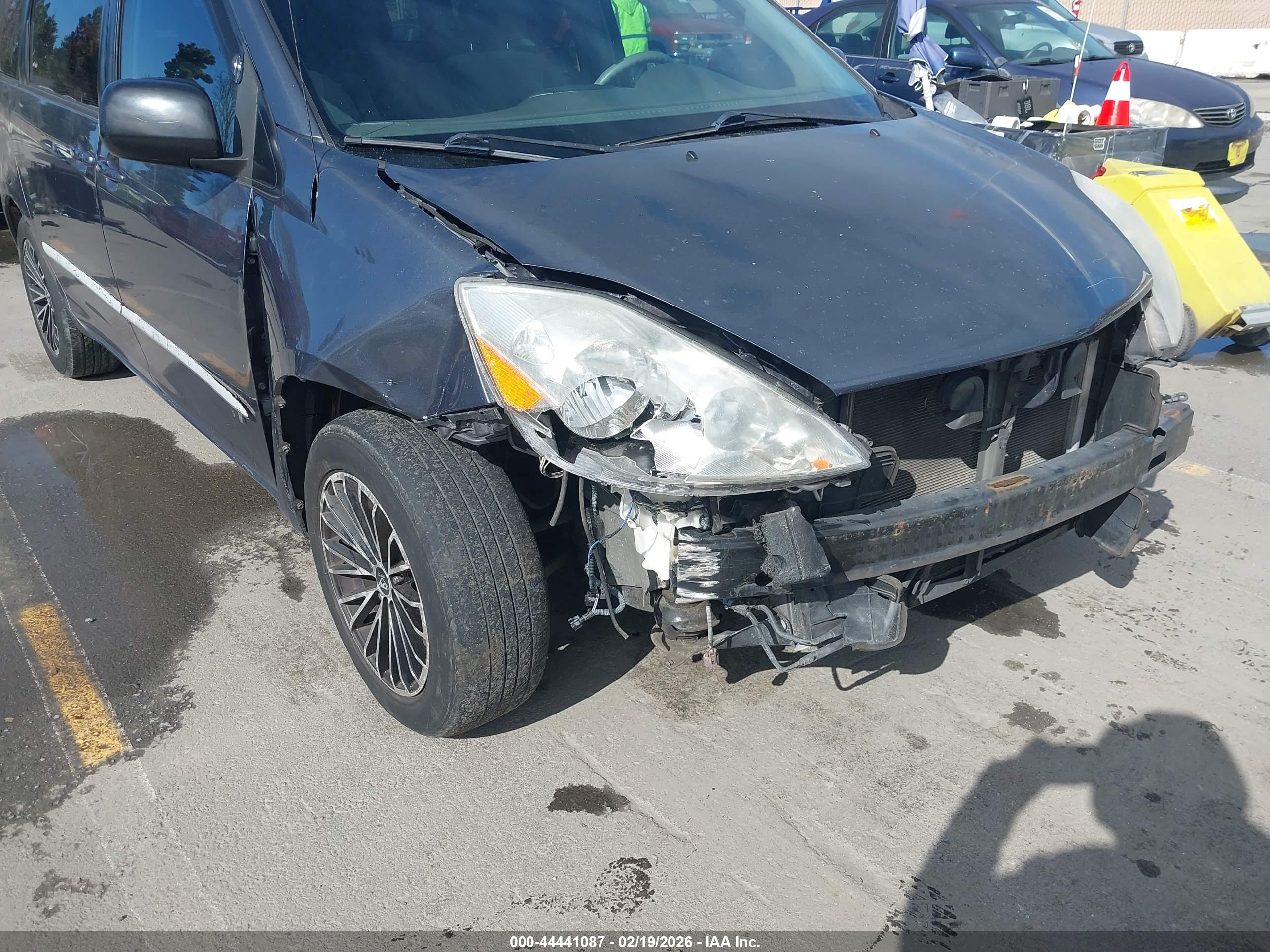 TOYOTA SIENNA image 6