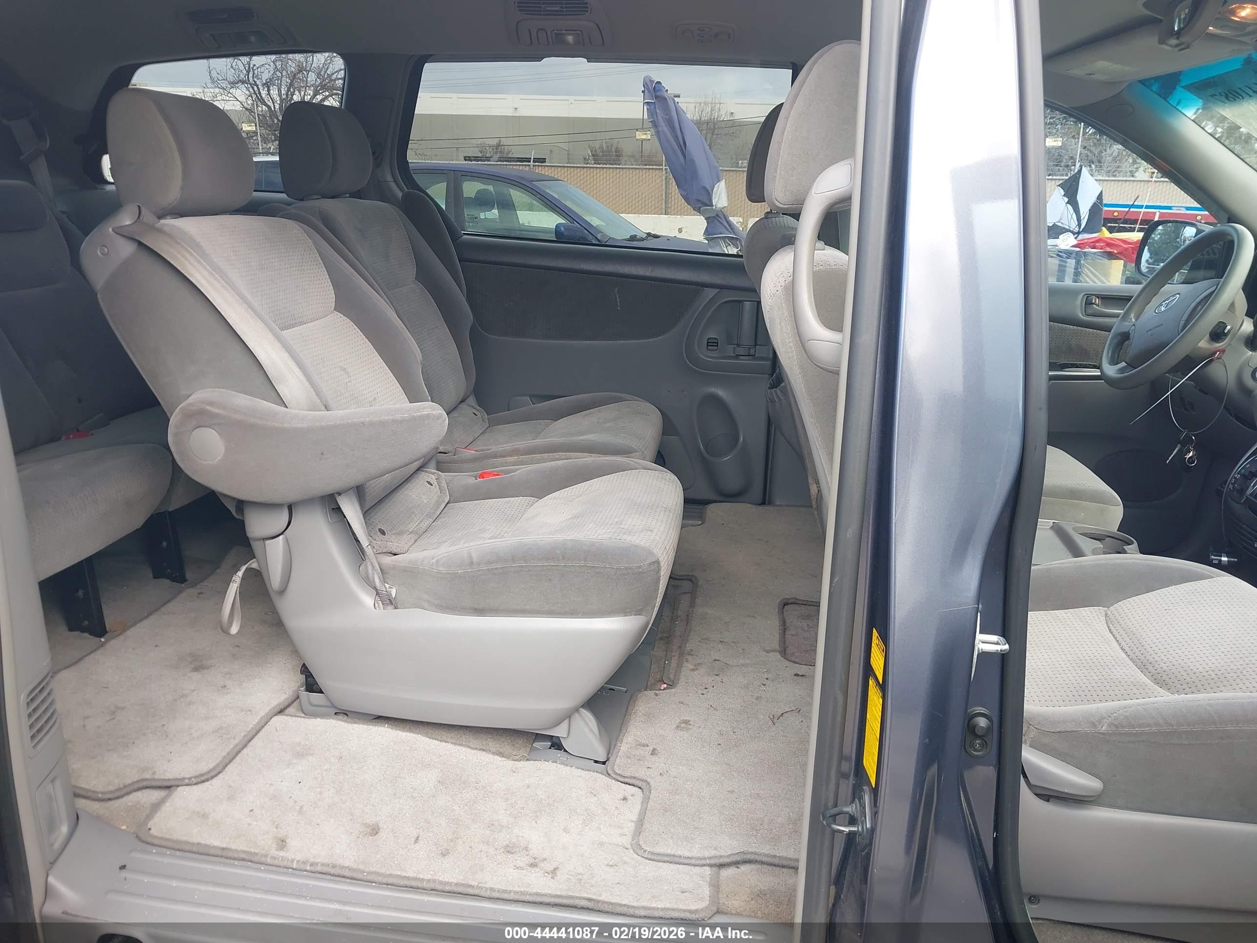 TOYOTA SIENNA image 8