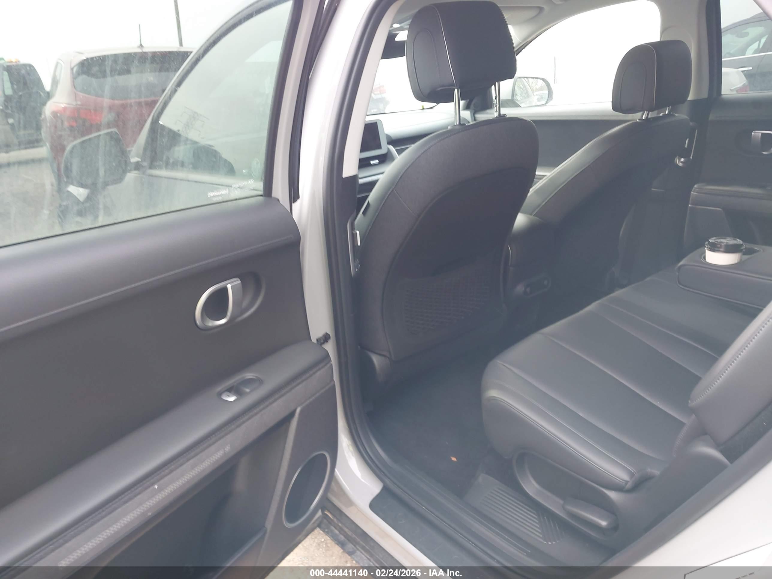 HYUNDAI IONIQ image 8