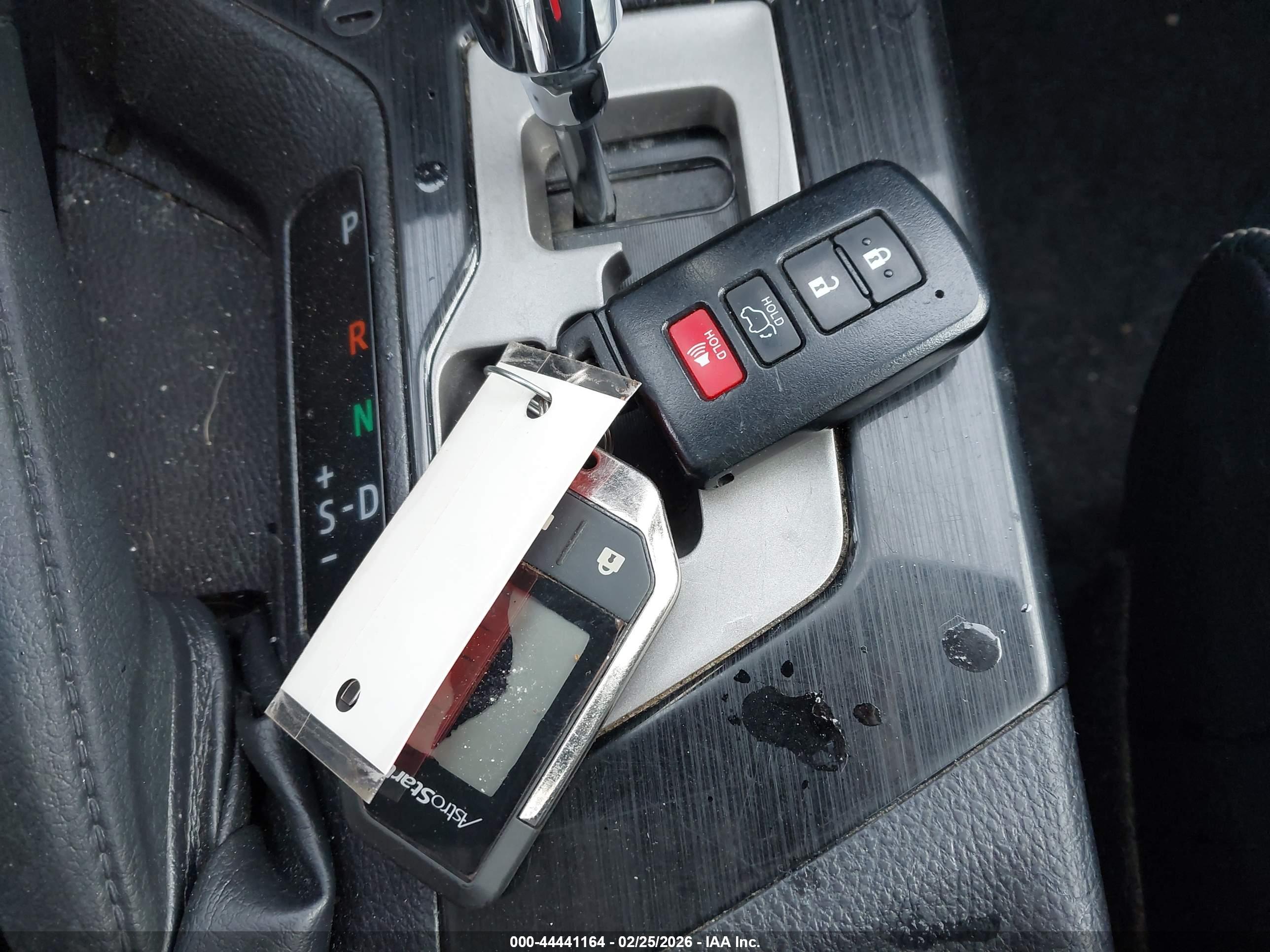 TOYOTA RAV4 image 11