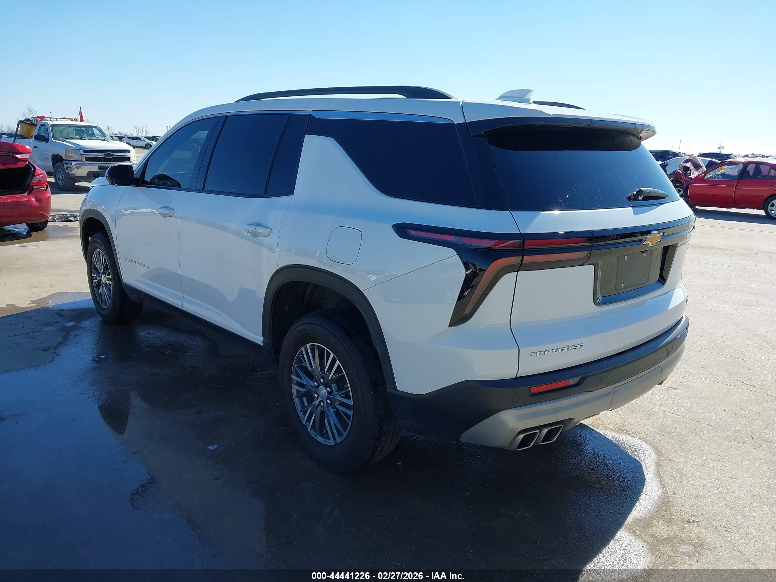 CHEVROLET TRAVERSE image 3