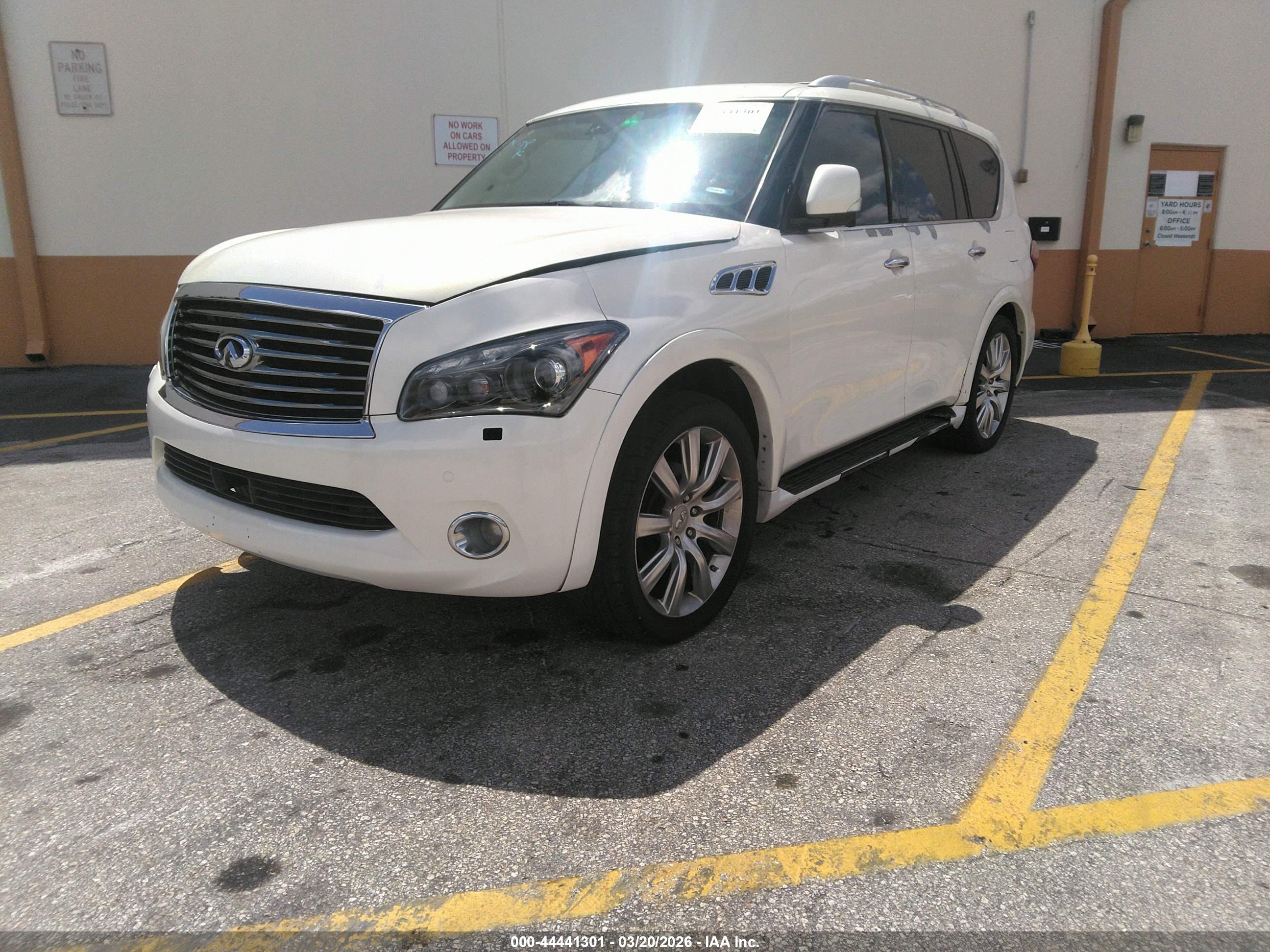 INFINITI QX56 image 2