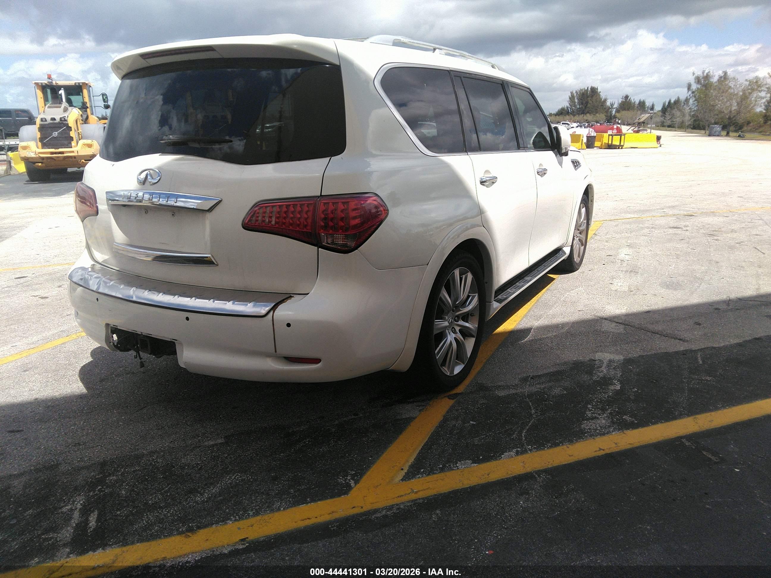 INFINITI QX56 image 4