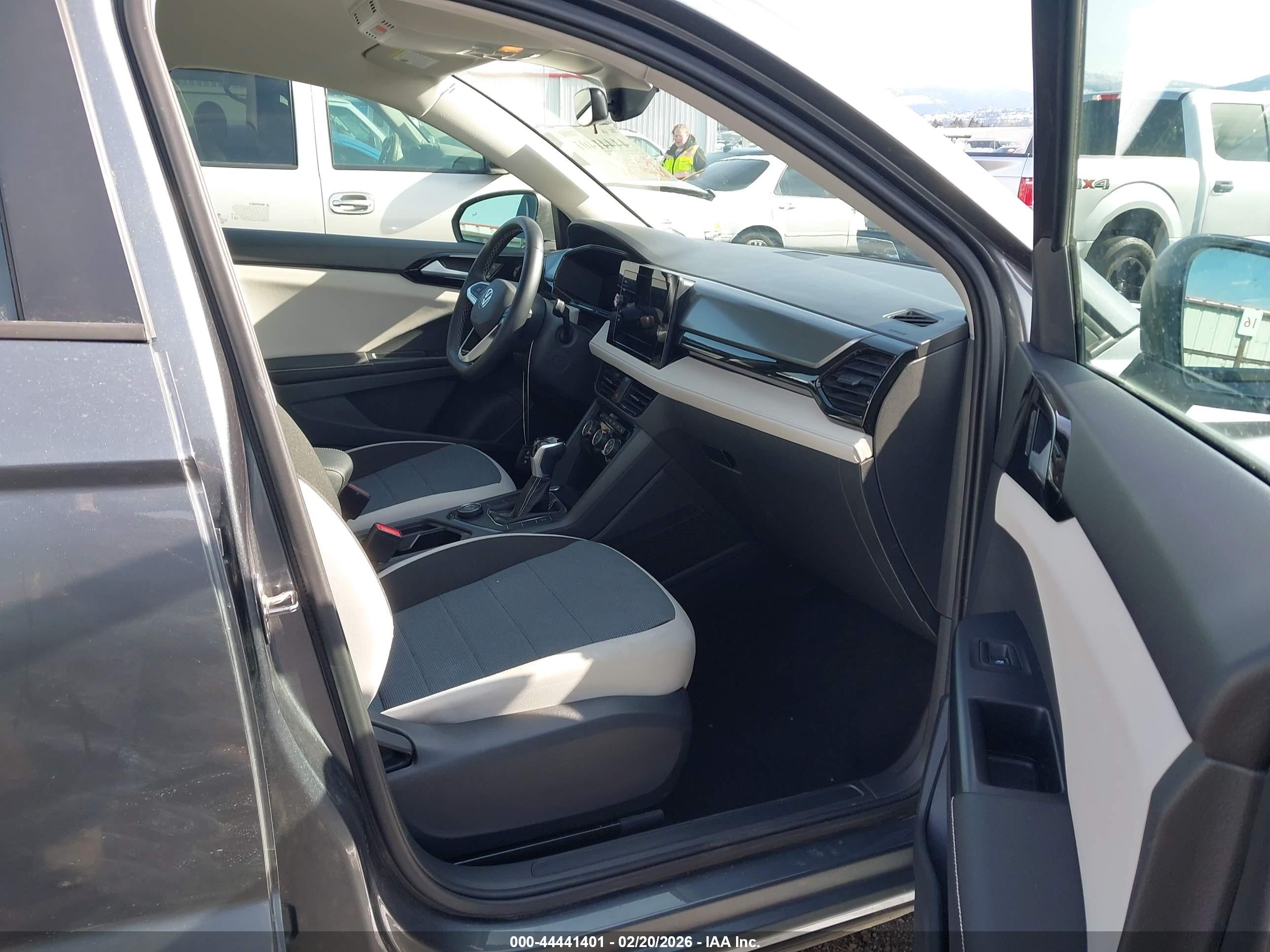 VOLKSWAGEN TAOS image 5