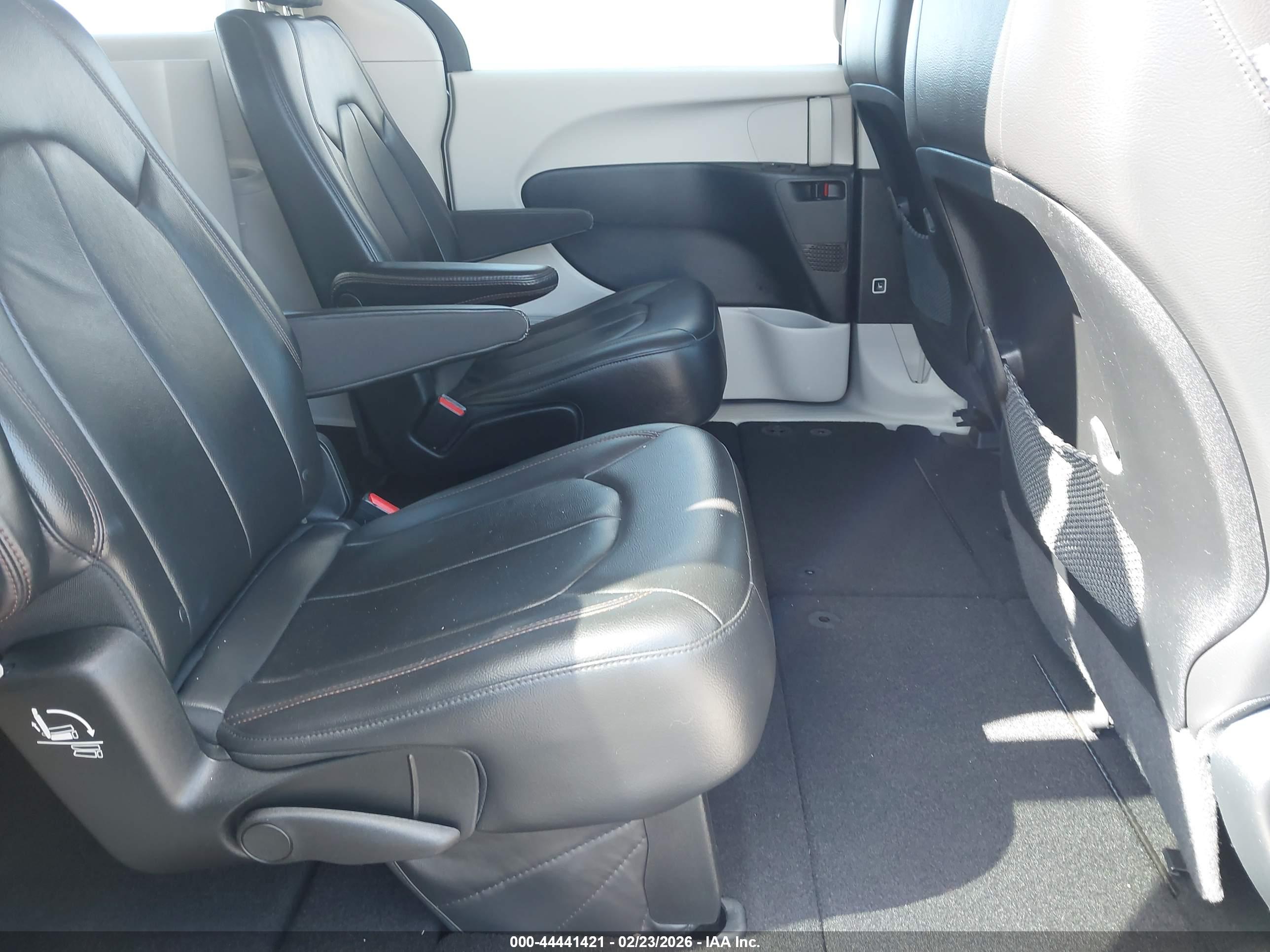 CHRYSLER PACIFICA image 8