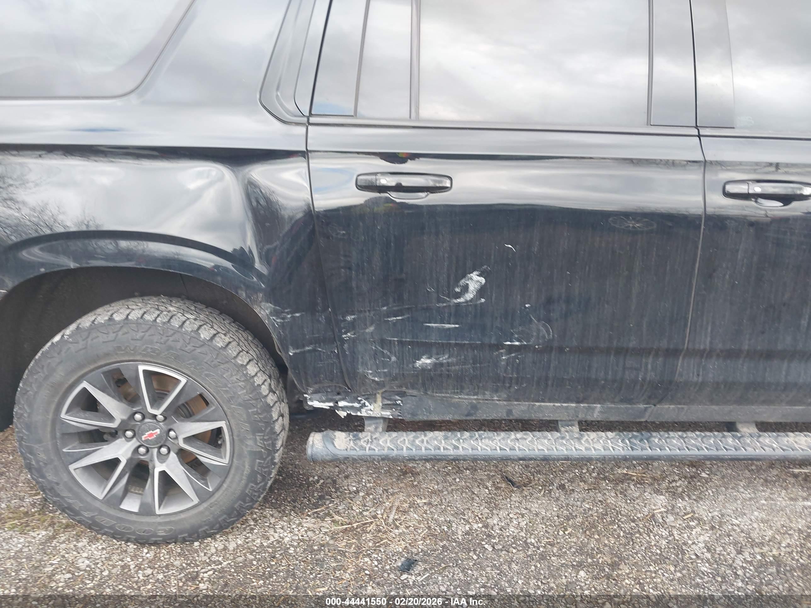 CHEVROLET SUBURBAN image 6