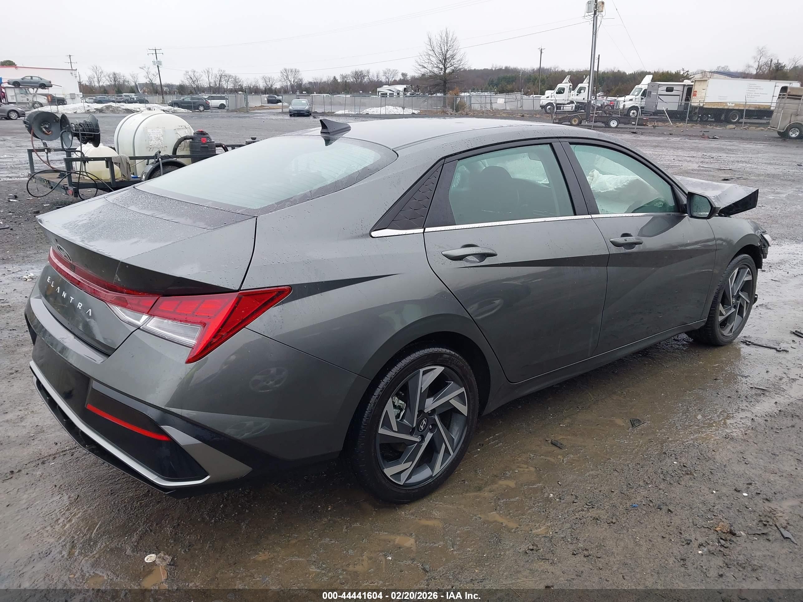 HYUNDAI ELANTRA image 4